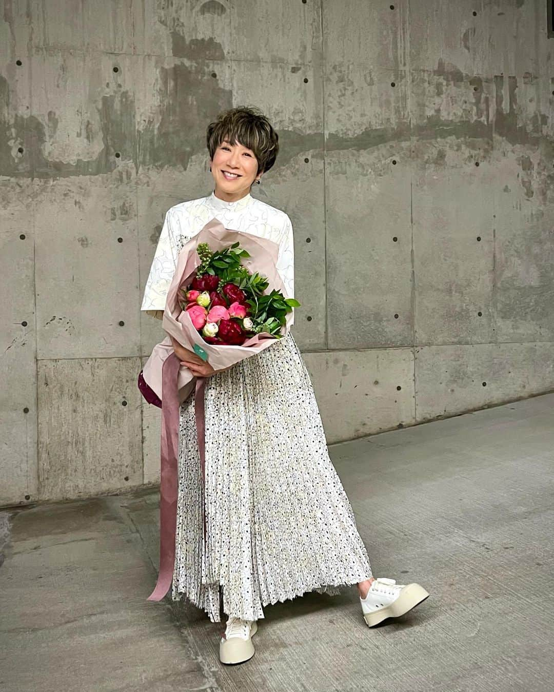 黒田知永子さんのインスタグラム写真 - (黒田知永子Instagram)「. うふ🩵62歳になりました🎂 毎年お誕生日ってくるのね〜当たり前笑 何はともあれ、楽しんじゃった者勝ちなのかな？ものは考えようだなと思う62歳です☺︎ 美味しいご飯とケーキとお花とおめでとうの言葉🥳 ありがとう🩵  one-piece… @plan_c_official  sneaker… @marni   #昨日はお誕生日でした🎂  #めでたいめでたい #お花のリボンがほどけてたよ〜 #健康第一で #黒田知永子 #chiekokurod」6月4日 23時25分 - kuroda_chieko