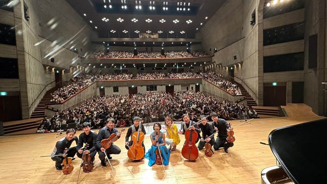 高嶋ちさ子さんのインスタグラム写真 - (高嶋ちさ子Instagram)「熊本公演ありがとうございました😊 劇場と言う名前のホール。なんか歴史的な劇場でした  ツアーも中盤を過ぎて、芸も達者になってきました。  私はただただお客さんの様に笑ってるだけで、すみません。  来週はいよいよ城田優さんがゲストです  我々のこのくだらない芸を見られないように、舞台上の様子が見られない楽屋にいていただこう。 そうじゃないと帰っちゃうかも…」6月4日 23時29分 - chisakotakashima