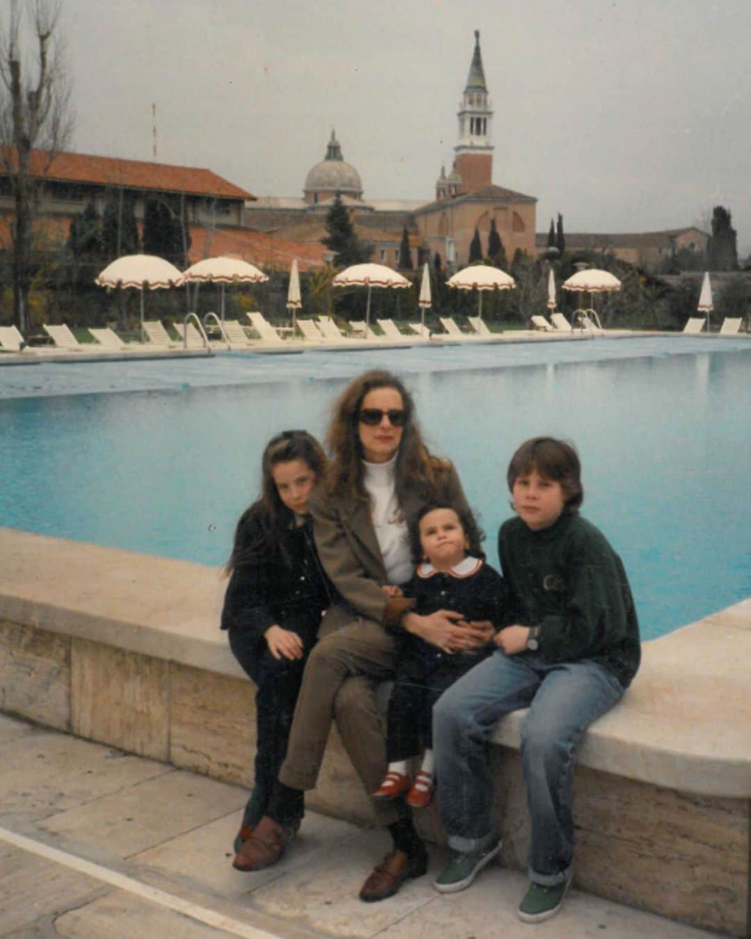 オランピアルタンのインスタグラム：「Happy fête des mères 💕! Venice late 1980s」