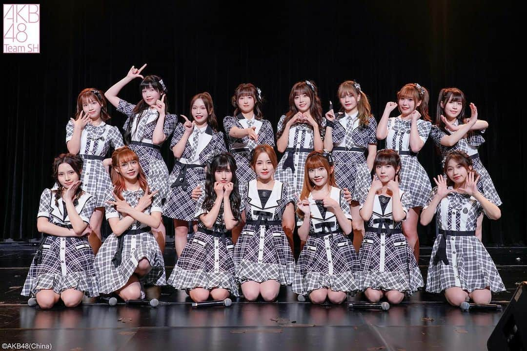 AKB48 Team SHのインスタグラム：「​今日AKB48 Team SH#缩略图公演 #恋爱禁止条例公演 两场合照来啦！ 向着梦想的光芒一起走下去吧🌟」