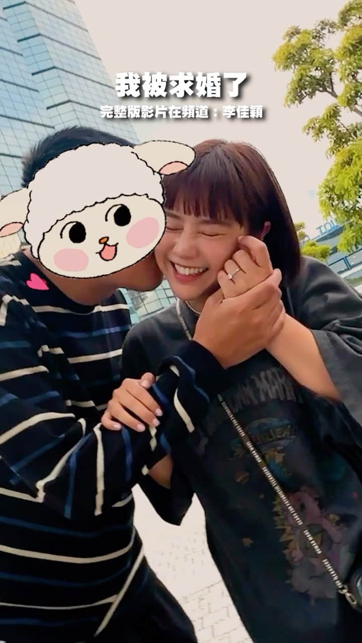 リー・ジャーインのインスタグラム：「直到給妳的前一刻都在妳面前 @junoohknow  我們是在福岡塔第三個印章時 趁妳專注主持交接的  #日本 #福岡塔 #求婚 #李佳穎 #時刻影像工作室」