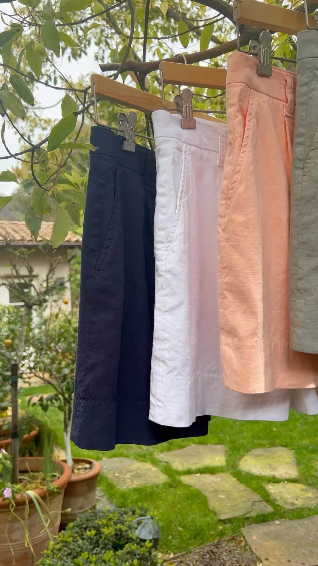 フランク&アイリーンのインスタグラム：「By popular demand, we’ve launched our first-ever tailored short for the warmer months! With that timelessly elegant look everyone craves, Waterford is our take on Audrey Hepburn-worthy summer style. #FrankandEileen」
