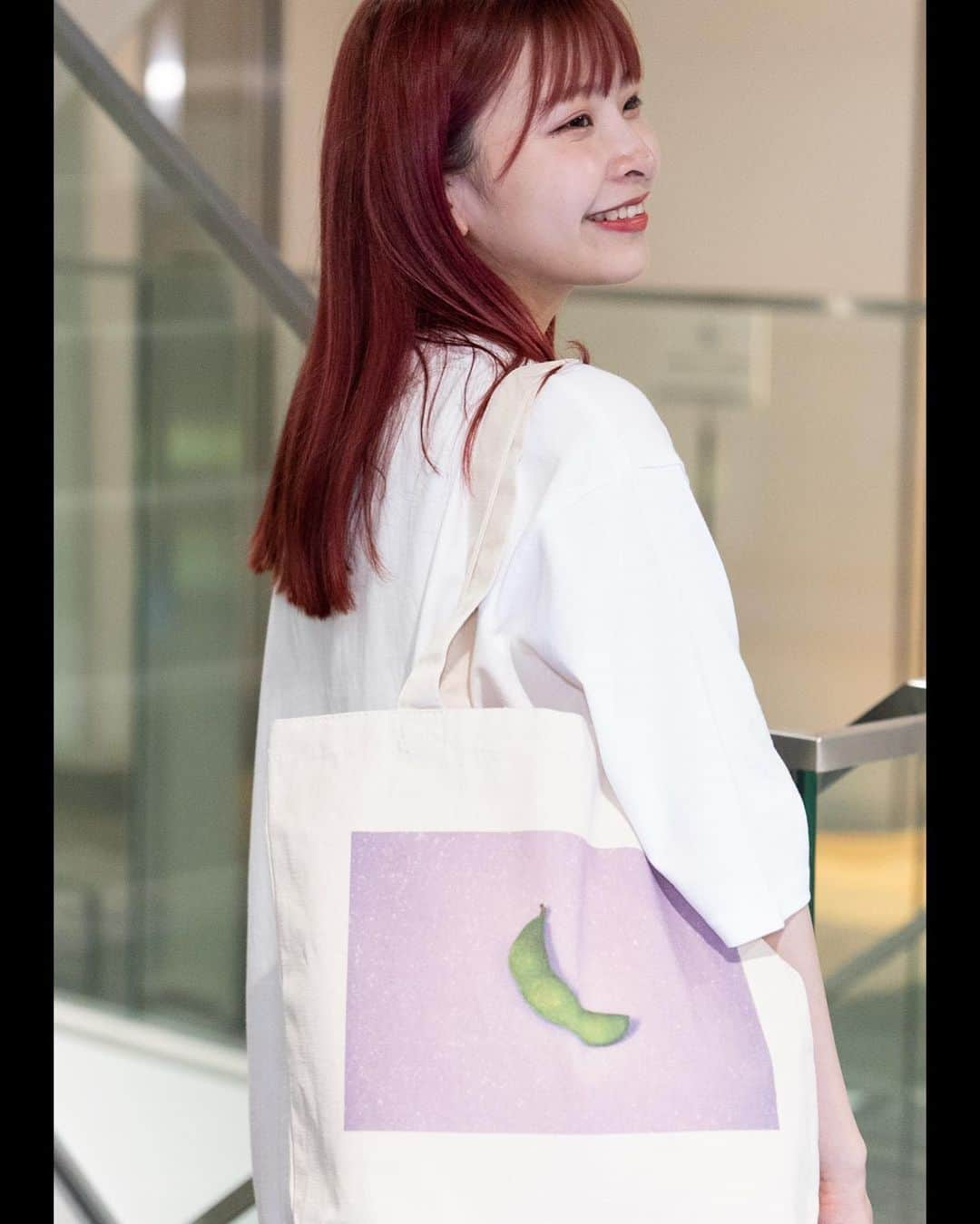 halcaのインスタグラム：「トートバッグ強調🫛  ‎“EDAMAME-ALIEN” BIG TEE ‎“EDAMAME-ALIEN” TOTE BAG  デビュー5周年を記念したオリジナルグッズ！ 受注生産の予約【本日6/4 23:59】まで！ https://halca-fc.com/s/n106/news/detail/10468?ima=3035 ⁡ ‎“EDAMAME-ALIEN” BIG TEE https://halca-fc.com/s/n106/item/detail/SSZS-23384?ima=3742 ⁡ ‎“EDAMAME-ALIEN” TOTE BAG https://halca-fc.com/s/n106/item/detail/SSZS-23387?ima=3742 ⁡ ⁡ もしもお店に並んでたら自分がリアルにときめくな〜ってものをつくってみました！ ⁡ お洋服とかを買うときって、デザインが気に入ったとか、好きな色だからとか、あの用事で着たいなとか思うからで、もうひとつわたしがだいじにしてるのがツッコミどころがあるかどうか！ ⁡ なんかだれかに会ったときにちょっとした話のネタにもなって、そこからもっと楽しく過ごせるといいな〜って思って選ぶことがよくあります！ ⁡ ⁡ と言っても、もちろんかっこよくつくったつもりなのでそこは安心してください！ ⁡ ⁡ halcaのライブに着てくるも良し！ なんかの音楽フェスに着ていくも良し！ あ、美術館とか行くのも良いと思いますよ！ ⁡ 気合い入れる日はもちろん、あ〜もうなんか着るものがない！ってときにとりあえずこれ着とけば大丈夫みたいに手が伸びるような存在になるとうれしいなーと思います♡ ⁡ トートバッグはマチ付きで、なんでも入ってビックリしたな！ 長財布、パンパンになった nolca solca culca ポーチ、軽めの羽織り、Tシャツ、iPad、500mlペットボトルが入った！ 入れたいな〜と思ったもの適当にポイポイ入れたら飲み込んでくれたので、最大でどのくらい入るのかは手元に届いてから確かめてくださいませ！ ⁡ サイン会でこんなTシャツ着たりトートバッグ持ったりしてる人がいたら少なくともわたしはまちがいなくツッコむ！！笑 ⁡ ⁡ わたしなりに愛を込めてつくったのでぜひ受け取ってください♪ ⁡ どちらも【本日6/4 23:59 まで】です！ よろしくお願いします(๑°ㅁ°๑)!!✧  #halca #EDAMAME #ALIEN」