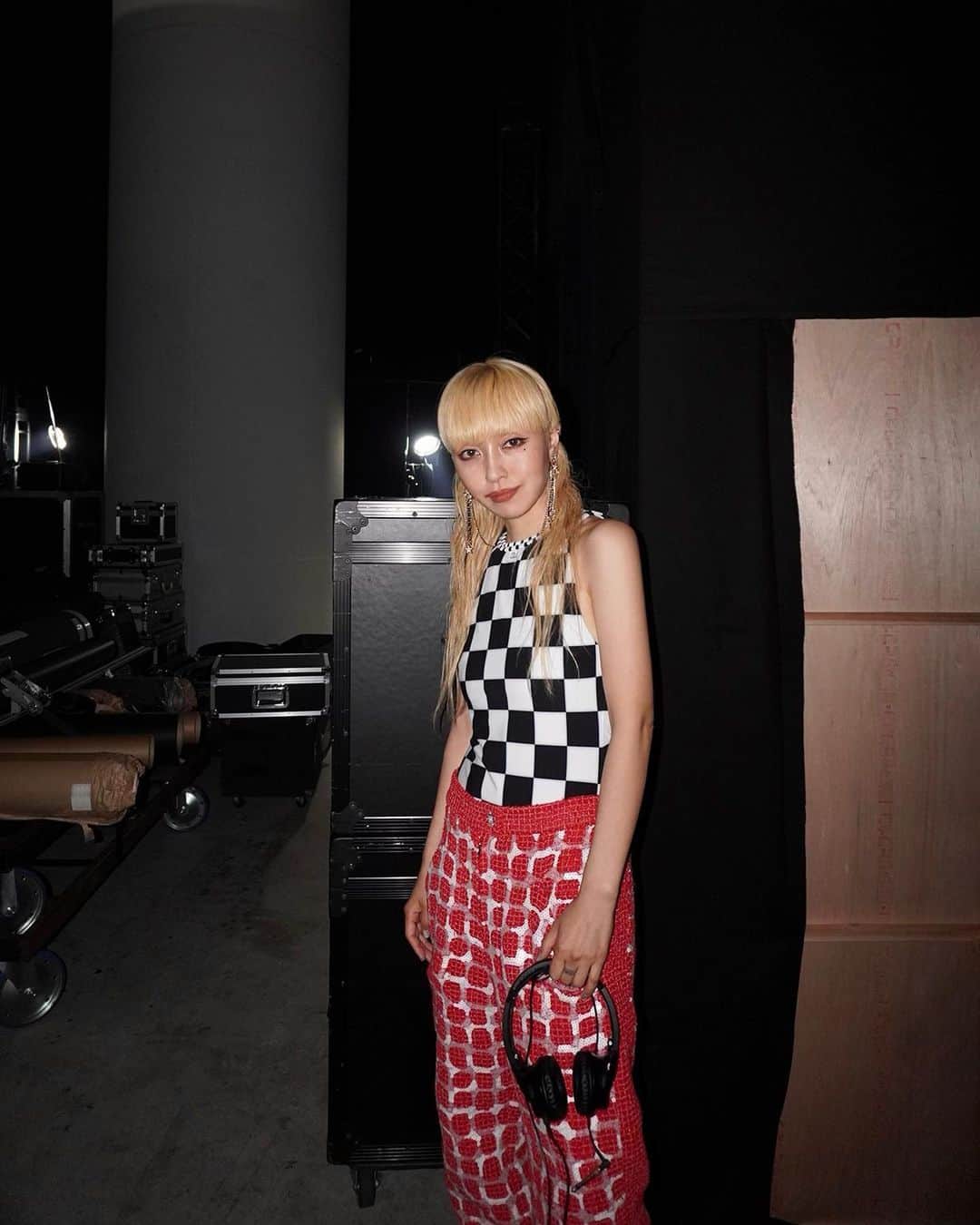 PELIのインスタグラム：「🖤🤍🖤  #CHANEL #CHANELMetiersdArt #CHANELinTokyo #CHANELNIGHTINTOKYO」