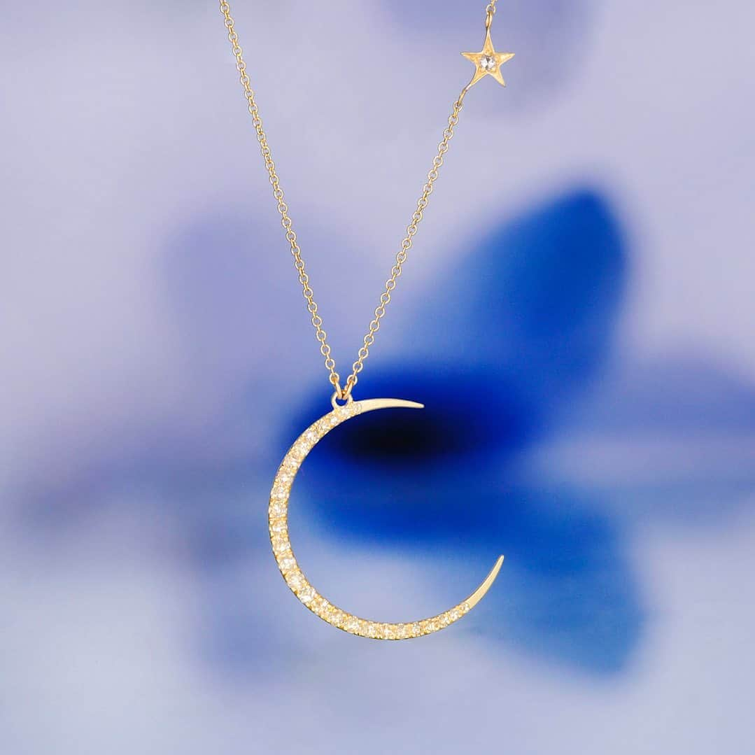 ミーアンドローのインスタグラム：「An immaculate crescent moon and star are set with brilliant diamonds. A perfect marriage between spirituality and art, these celestial symbols lead goodness into our hearts and remind us what is important in life. #crescent #moon #star #pendant #18kgoldjewelry #recycledgold #jewelrydesign #handcraftedjewelry #madeinnyc #meandrojewelry」