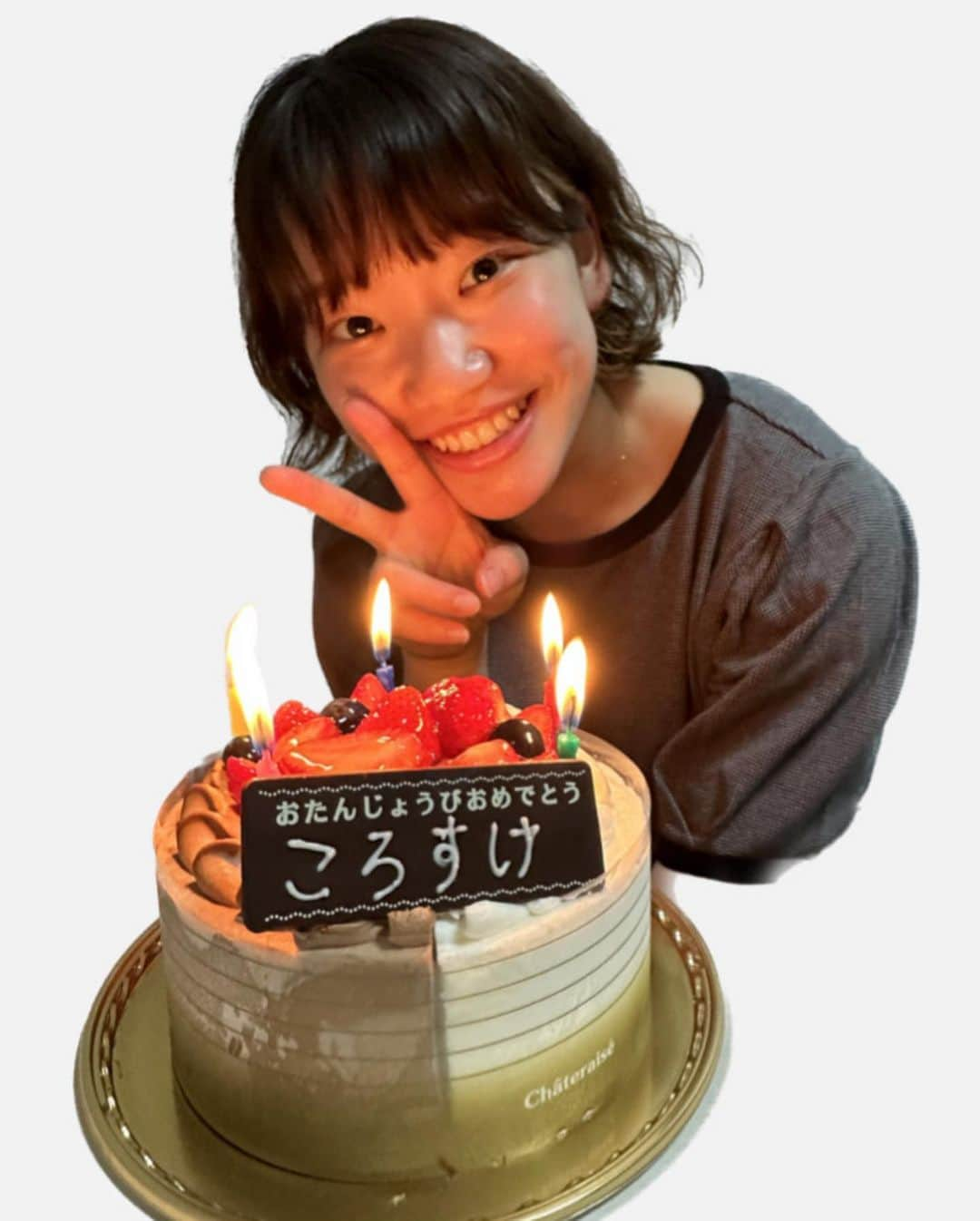 早坂梢依のインスタグラム：「' ころすけ お誕生日おめでとう ♡  いつもころすけの存在にはたくさん助けられております これからも長いながーーーい付き合いになることが大いに予想されますが、何卒。よろしくお願いします ✌︎  そしてちょっと遅くなったけど、バレー人生お疲れ様でした。 私のバレーボール人生の中で、努力を継続できる人を上げろと言われたら、迷わず石橋桃子一択です。 ころすけのおかげで取った1点、取った1セット、取った勝利はたくさんあります。 コートに入るだけで、ころの存在で、みんなのエンジンをかけれる選手。　 私が現役の時も、ころがあんなに頑張ってるから私も頑張らなきゃ！とたくさん後押しされました。 本当にほんっとうによく頑張った、頑張りすぎだ！！！  人のため、チームのためにたくさん頑張ってきたからね、これからはもっともっと自分優先で、自分を大切に生きていっちゃってくださいな✌︎  ころすけに幸あれ👍🏻  @momokoro_0605」