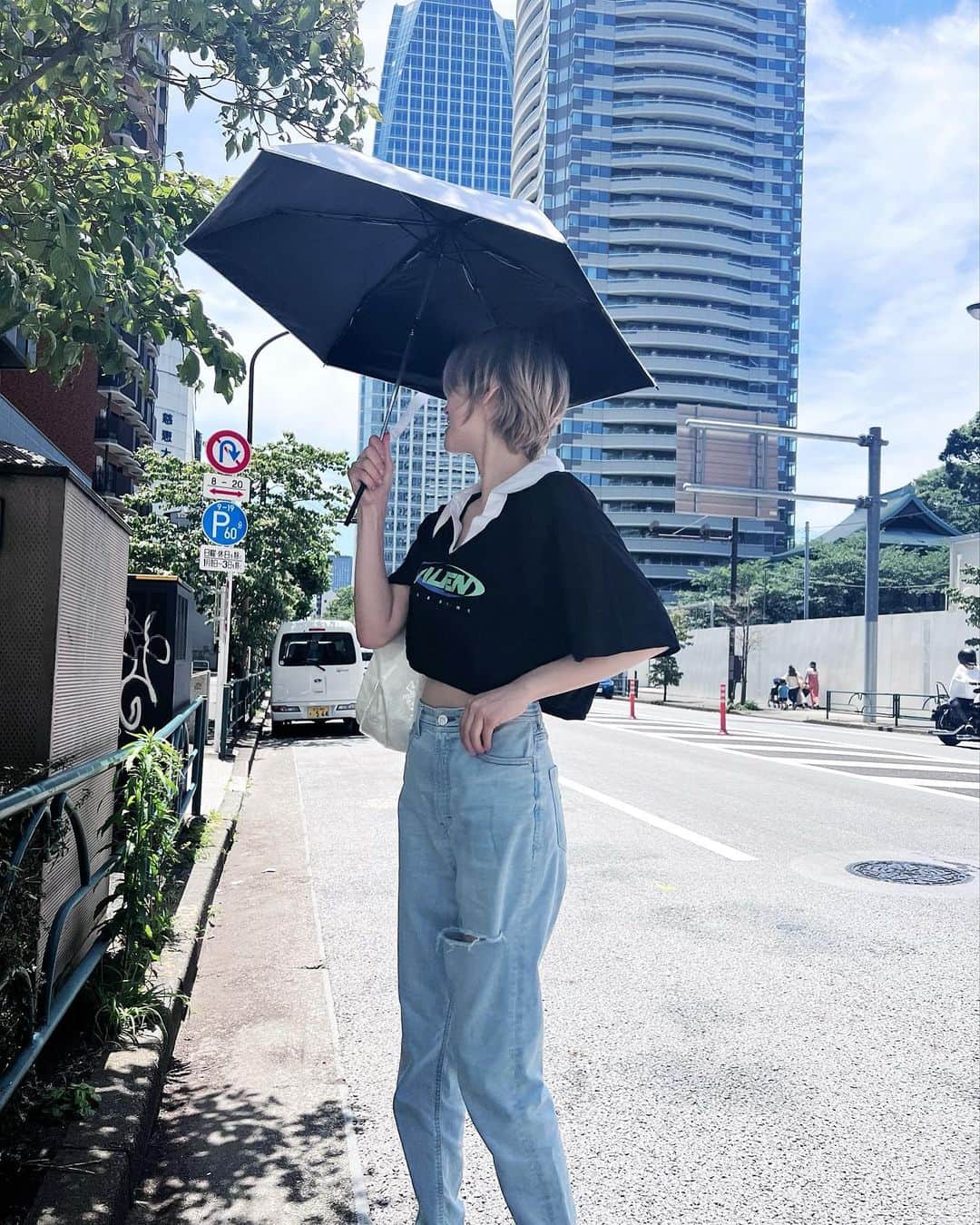 &mのインスタグラム：「少しでも日陰に居たいひと🫠」