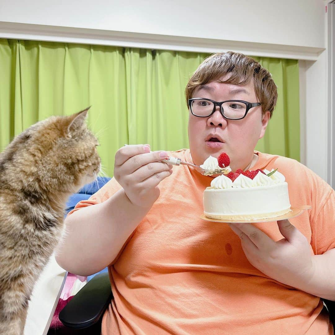 デカキンさんのインスタグラム写真 - (デカキンInstagram)「本日は2023年６月４日はデカキンの誕生日でした!!! 祝ってくれた油風呂のみんな、本当にありがとうございました!!!  ちなみに去年から言っているのですが、デカキンは誕生日若返りシステムをやめ（そのシステムだと未成年になってしまうため）、今後は年齢という概念のないYouTube界のエルフとして活動してるのでよろしくお願い致します!!!  誕生日に、お馬さんのレースで150万円失ったし、なぜかブチャ吉とミニたんが僕のホールケーキを奪おうとするハプニングがありましたが、  今年の誕生日も楽しかったし、嬉しかったです！！！  ※ちなみに服のシミはお昼に家系ラーメンを食べた時についたものです。申し訳ございません。」6月4日 23時59分 - dekakin