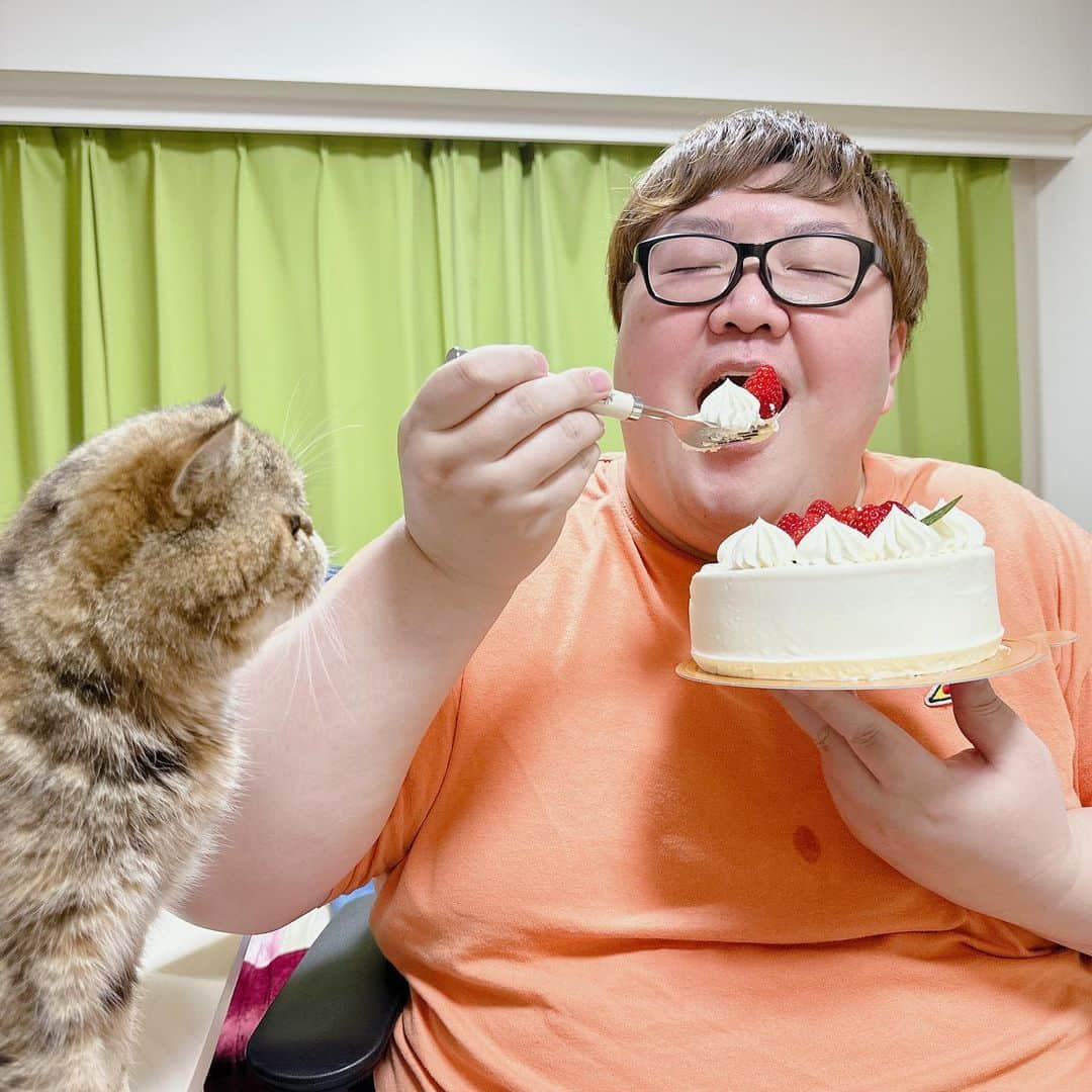 デカキンのインスタグラム：「本日は2023年６月４日はデカキンの誕生日でした!!! 祝ってくれた油風呂のみんな、本当にありがとうございました!!!  ちなみに去年から言っているのですが、デカキンは誕生日若返りシステムをやめ（そのシステムだと未成年になってしまうため）、今後は年齢という概念のないYouTube界のエルフとして活動してるのでよろしくお願い致します!!!  誕生日に、お馬さんのレースで150万円失ったし、なぜかブチャ吉とミニたんが僕のホールケーキを奪おうとするハプニングがありましたが、  今年の誕生日も楽しかったし、嬉しかったです！！！  ※ちなみに服のシミはお昼に家系ラーメンを食べた時についたものです。申し訳ございません。」