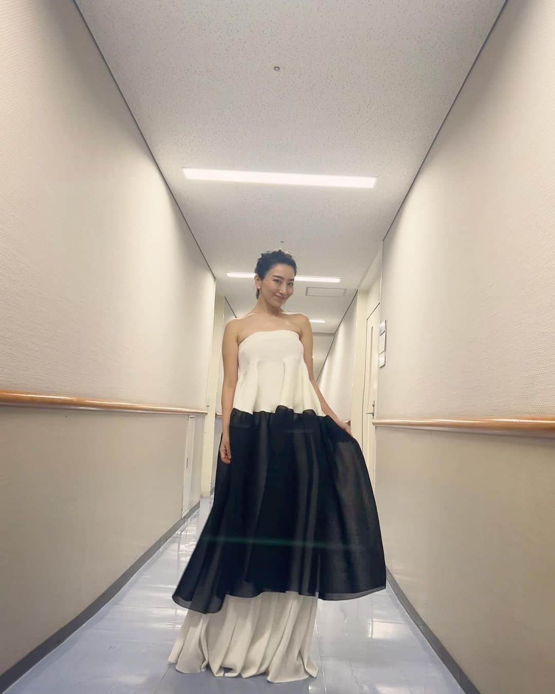 木嶋真優のインスタグラム：「MAYUフェスVol.1終了🙌 みなさん本当にありがとうございました💫 とりあえず最初の衣装　@cfcl_official をアップします🖤たくさんTシャツも着て下さってありがとう🙋‍♀️ 一緒に弾いて下さった素晴らしいメンバーの皆様 関係者のたくさんのスタッフの皆様 お世話になりました。」