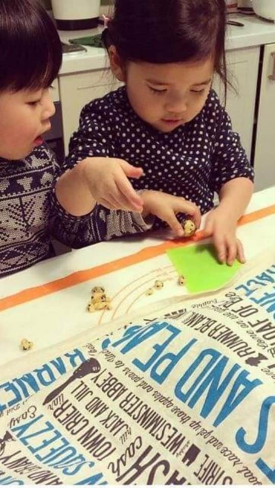 The Twins Chelsea & Jesperのインスタグラム：「蜂蜜古早味蛋糕 （封面只是回憶啊啊啊）  這個週日小羊自己烤了第一個蛋糕 小豬拜託讓他參與最精彩的蛋白打發  因為用了燙麵法？ 質地非常軟綿 散發蜂蜜的清香 才小學生 才第一次做 媽媽真的覺得非常好吃 非常厲害 是今晚我們家快樂的飯後甜點」