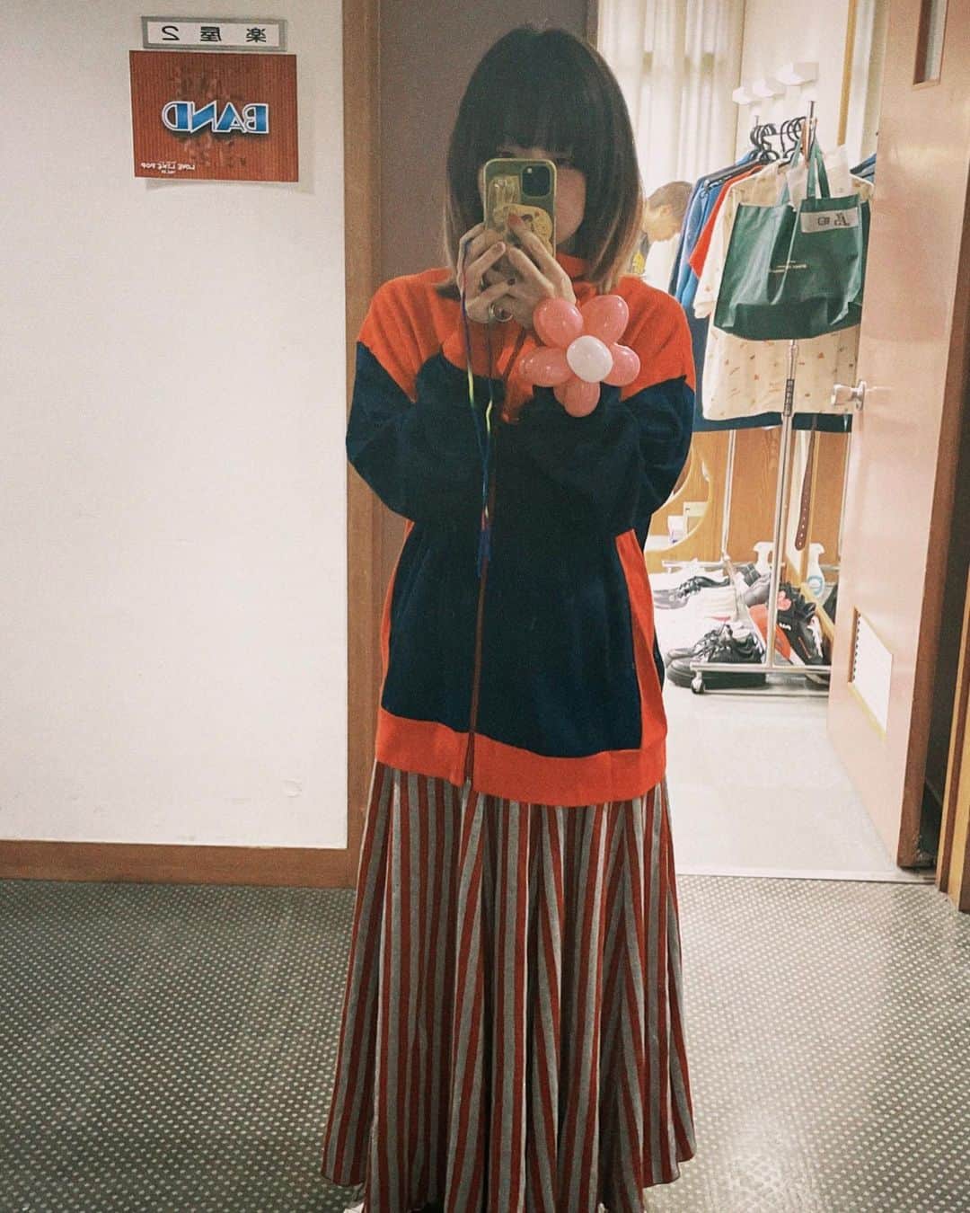 のインスタグラム：「四国愛媛〜香川ライブが終わりましたー！！ ツアー始まって早々に四国ツアーファイナルでとても寂しいです。  ライブも移動日も全部楽しんで幸せいっぱいうどんでお腹いっぱいで おうちに帰って体重計に乗るのが怖いけど、すぐ乗って向き合おうと思う🥺笑  イツメンバンメンのみなさんが 最高過ぎて毎回初めてのライブをすることが出来ています🥹 本当にありがとうございます！  そして来てくれたみなさんが 笑っている姿が本当にたまらなく好きです😊 ありがとう。 楽しかった…楽しかった…さみし！  （最後の写真の熱烈なお辞儀もありがとうと全力で言うてます😚）  またねー🌷🌷🌷」