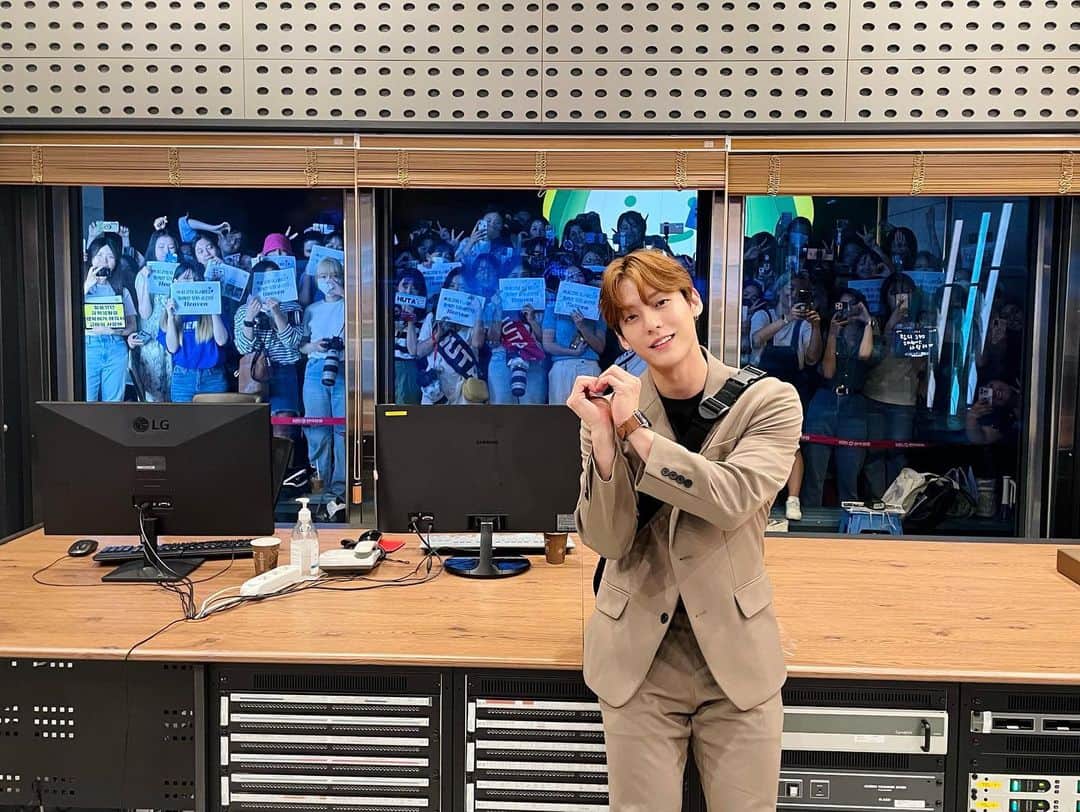 ミニョク のインスタグラム：「비투비의 키스 더 라디오  2021.11.01-2023.06.04 람디는 좋은 분들께 넘치도록 사랑 받던 복받은 디제이였습니다. 모든 순간들이 정말 소중하고 감사한 시간들이었어요💗  오늘도 여러분 덕분에 행복했고요 우리, 내일도 행복해요☺️」