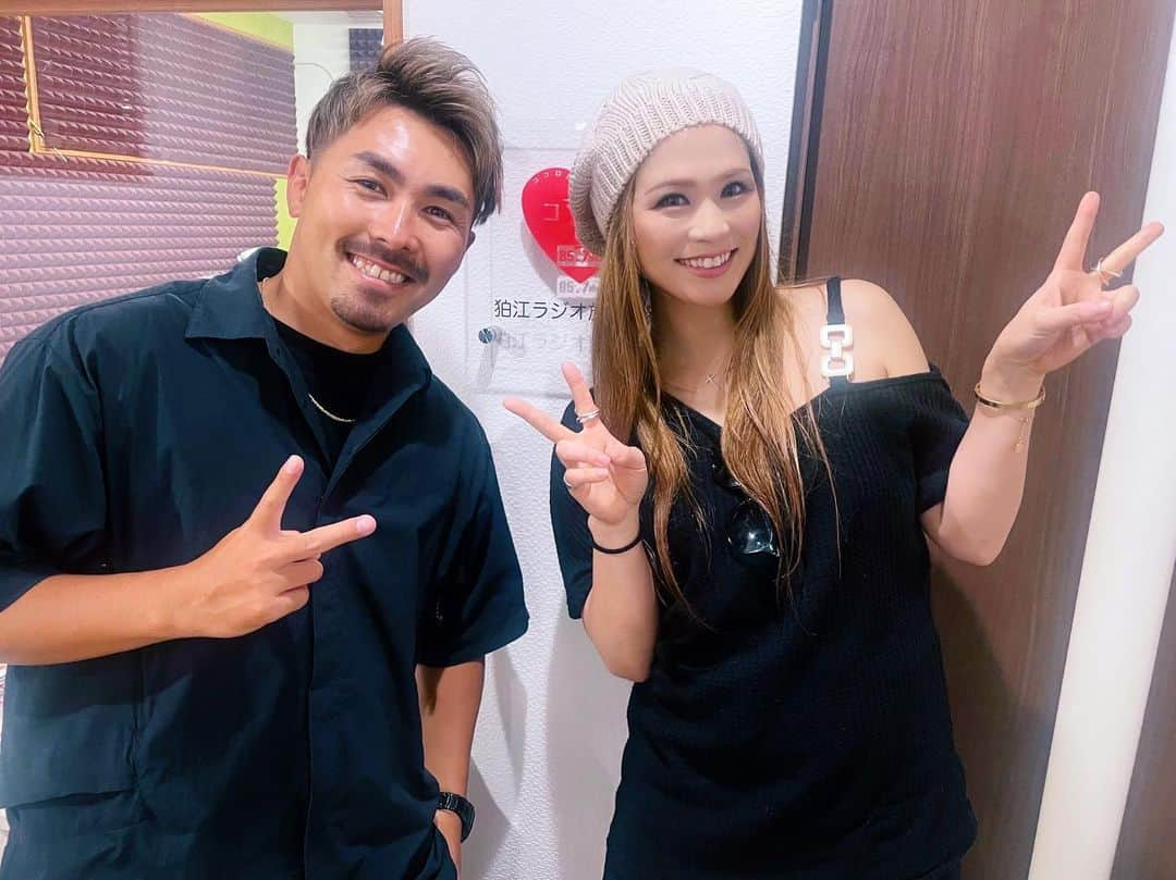 彩希エリナのインスタグラム：「ラジオ生放送終わったよー🎙️✨  今日も聴いてくれた皆さん、メッセージを下さった皆さん、ありがとうございました🤗✨  質問コーナーへの沢山のコメントもありがとう💌  ラジオ始まって以来初の現役ファイターをゲストにお迎えしましたが、今回も笑いすぎてあっという間あっという間の1時間となりました😆⚡️  生放送中にまさかの村越選手からサラッと初出し発表もあり  (えっ、それここで言って大丈夫なん？それ大丈夫なやつ？絶対初めてお伝えするのここちゃうやん？←私の心の声www)  他では聞けない色んな裏話も聞けて楽しかったー🎵  次回は7月2日(日)21:00〜 来月も聴いてね🤗✨  #ラジオ #ラジオ生放送 #コマラジ #狛江fm #ひめラジ #彩希エリナのひめラジ #彩希エリナのひめラジ自由奔放でなにが悪い #k1 #k1wgp #格闘技 #格闘家 #村越優汰」