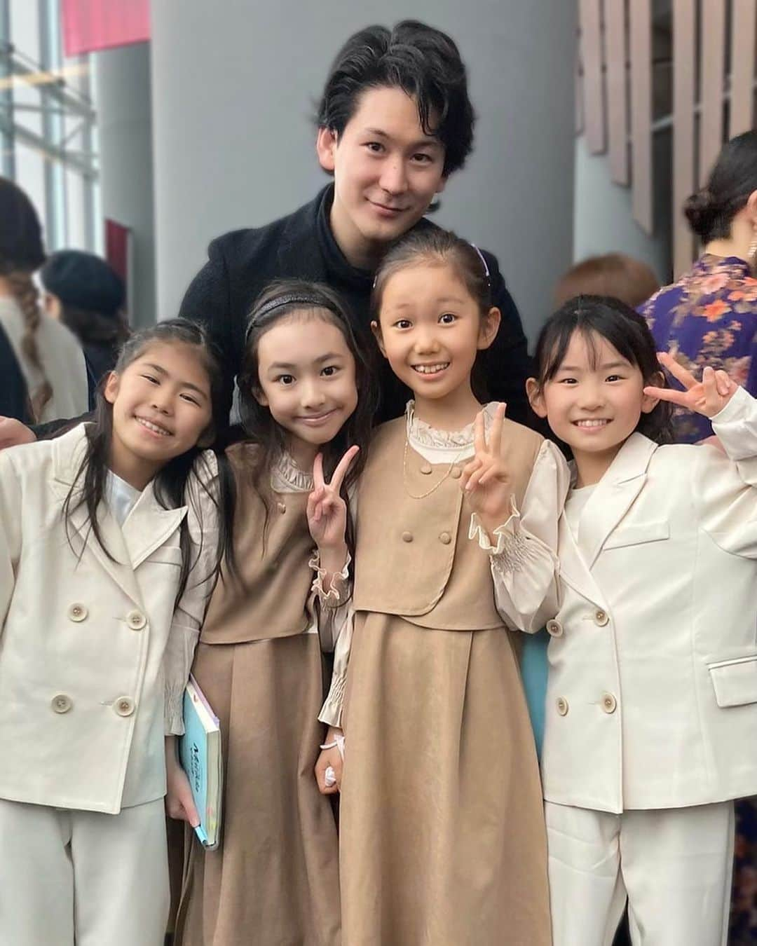 小野田龍之介のインスタグラム：「.  ミュージカル 『Matilda-マチルダ-』  公演も終えたので載せましょう。  我らがマチルダな4人✨ 東京初日パーティーでの1コマ📸  ホントに"小さな大天才"なマチルダでした👏  愛おしいね❤️‍🔥 ＊ ＊ ＊ #ミュージカル  #マチルダ  #musical  #matilda  #japan  #2023  #日本初演  #マチルダ  #嘉村咲良  #熊野みのり  #寺田美蘭  #三上野乃花  #トランチブル  #小野田龍之介」