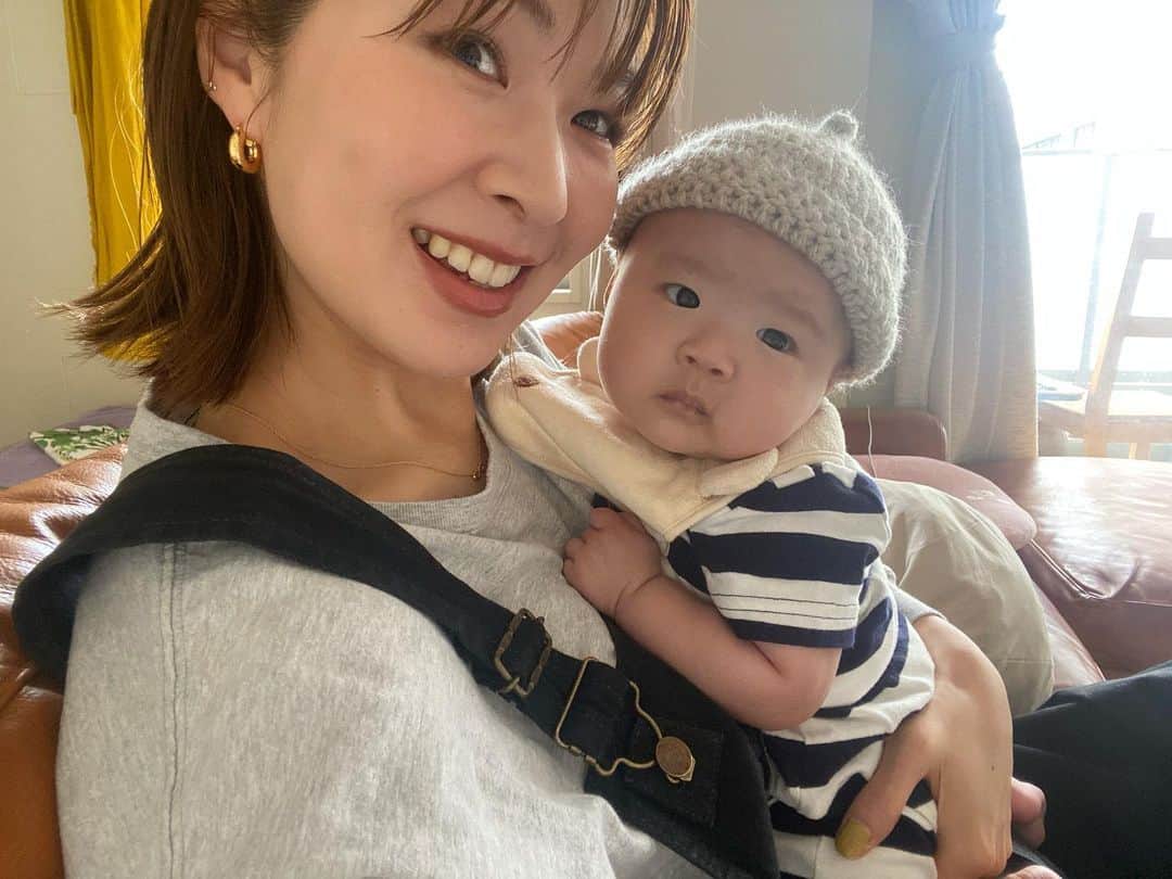 のインスタグラム：「. ３ヶ月になったその日は 久しぶりにおしっこ浴びて、ミルク浴びて 2人してほぼ半裸だったね😂🤝👶🏻 . . #はーちゃんの手編み帽子👵🏼 ←この絵文字怒られそうw」