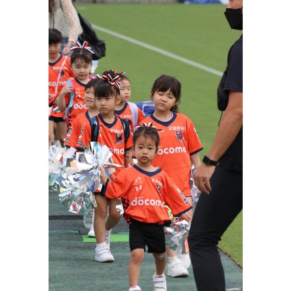 山田真以さんのインスタグラム写真 - (山田真以Instagram)「週末は我が家は一大イベントがありました🍊🧡 娘の所属するチアリーディングのチームが、パパのチーム @omiya.ardija の試合前パフォーマンスをしました📣  4月から仲良しのお友だちと一緒にチアを始めて、2ヶ月… 2ヶ月で出られるのか？！と焦りましたが、お友だちと一緒に自主練したりして頑張りました👏👏　  最年少、3歳になったばかりの娘を少しお姉ちゃんのみんなが助けてくれながら、最後まで踊り切って感動…🥹💕  始まる前に水たまりで転んでびっしょびしょになって大泣きして、どうなるかと思いましたが、スタジアム行くよー！と声が掛かると、泰史さん @t.taishi2 のあとを先頭で着いて行き、堂々とスタンドに向かって手を振りながら歩いていました😂🤍(パパの真似してました🤣)  踊りの途中でポンポンの紐が絡まって得意な最後の決めポーズができなかったけれど、やり切った✨すごいすごい！とみんなで褒めました🤭💗  私はスタッフさんのお気遣いでスタジアムに入れて頂き、久しぶりに場内スタッフのみんなに会えて嬉しかった☺️ スタジアムDJのタカさんとゆなちゃんは上から見ててくれたかな？  今回、娘のお友だち家族にたくさんお声がけしたら、スタジアムにチアと試合を見に来てくれました。 初めてサッカー観戦をしたご家族も何組かいらしたのですが、大宮のサポーターさんがみんな温かくて、 “子どもたちの姿を是非近くでみてあげて！”と、自分たちの席を譲ってくれたり、 子どもが居て大変でしょ、と持っているゴミを一緒に捨ててきてくれたりして、嬉しかった！と言ってくれました。 そんな言葉も嬉しかったし、 子どもたちのパフォーマンス後に、水戸　@mito.hollyhock.official のゴール裏からも大きな大きな拍手と声援を頂いて、子どもたちがとっても嬉しそうでした。 本当に温かい空間だった😌🤍  友人たちが、次は勝利を見に応援に行く！と言ってくれたから、次の試合ではチームが勝って上昇していけることを願うばかりです。  最後に、 素敵な素敵な写真を、オフィシャルカメラマンの早草さんと、サポーターさんの @hagiri9967 さんが撮影してくれました✨ 感謝感謝です🙏💕 ありがとうございました😊  #チア#チアリーディング#大宮アルディージャ#水戸ホーリーホック#Ｊリーグ#cheer#cheerleading#Jleague#ardija#mitohollyhock#soccer#football#3y1m」6月5日 0時15分 - maaai.yamada