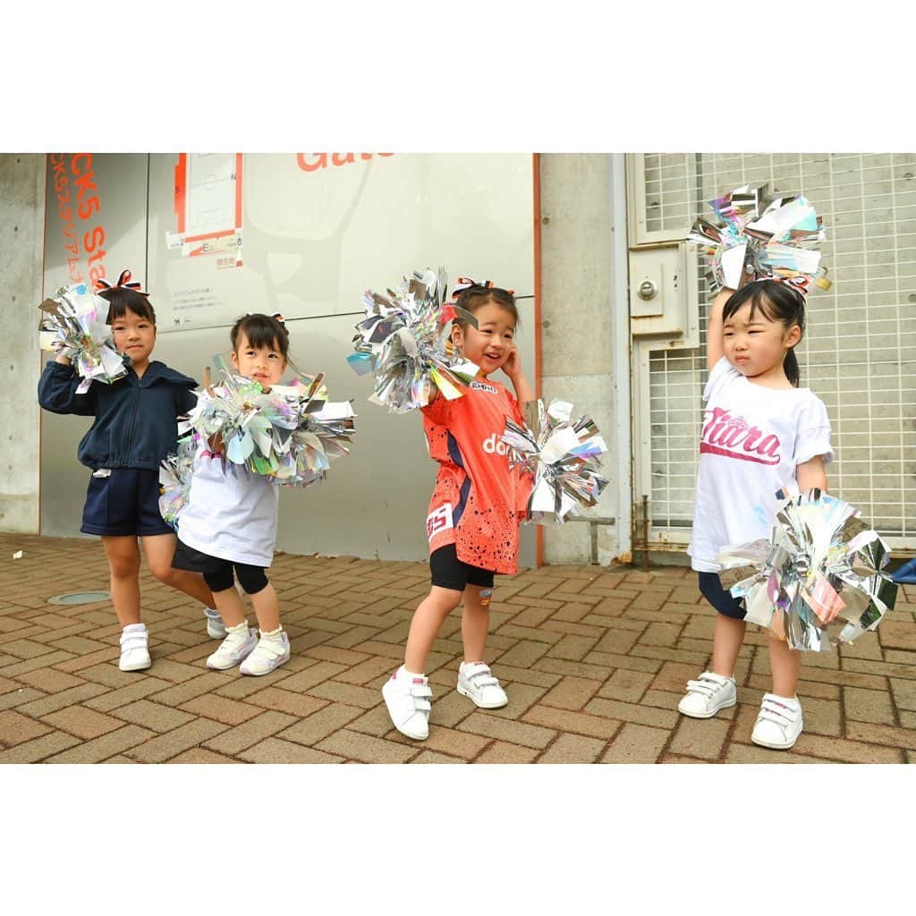 山田真以さんのインスタグラム写真 - (山田真以Instagram)「週末は我が家は一大イベントがありました🍊🧡 娘の所属するチアリーディングのチームが、パパのチーム @omiya.ardija の試合前パフォーマンスをしました📣  4月から仲良しのお友だちと一緒にチアを始めて、2ヶ月… 2ヶ月で出られるのか？！と焦りましたが、お友だちと一緒に自主練したりして頑張りました👏👏　  最年少、3歳になったばかりの娘を少しお姉ちゃんのみんなが助けてくれながら、最後まで踊り切って感動…🥹💕  始まる前に水たまりで転んでびっしょびしょになって大泣きして、どうなるかと思いましたが、スタジアム行くよー！と声が掛かると、泰史さん @t.taishi2 のあとを先頭で着いて行き、堂々とスタンドに向かって手を振りながら歩いていました😂🤍(パパの真似してました🤣)  踊りの途中でポンポンの紐が絡まって得意な最後の決めポーズができなかったけれど、やり切った✨すごいすごい！とみんなで褒めました🤭💗  私はスタッフさんのお気遣いでスタジアムに入れて頂き、久しぶりに場内スタッフのみんなに会えて嬉しかった☺️ スタジアムDJのタカさんとゆなちゃんは上から見ててくれたかな？  今回、娘のお友だち家族にたくさんお声がけしたら、スタジアムにチアと試合を見に来てくれました。 初めてサッカー観戦をしたご家族も何組かいらしたのですが、大宮のサポーターさんがみんな温かくて、 “子どもたちの姿を是非近くでみてあげて！”と、自分たちの席を譲ってくれたり、 子どもが居て大変でしょ、と持っているゴミを一緒に捨ててきてくれたりして、嬉しかった！と言ってくれました。 そんな言葉も嬉しかったし、 子どもたちのパフォーマンス後に、水戸　@mito.hollyhock.official のゴール裏からも大きな大きな拍手と声援を頂いて、子どもたちがとっても嬉しそうでした。 本当に温かい空間だった😌🤍  友人たちが、次は勝利を見に応援に行く！と言ってくれたから、次の試合ではチームが勝って上昇していけることを願うばかりです。  最後に、 素敵な素敵な写真を、オフィシャルカメラマンの早草さんと、サポーターさんの @hagiri9967 さんが撮影してくれました✨ 感謝感謝です🙏💕 ありがとうございました😊  #チア#チアリーディング#大宮アルディージャ#水戸ホーリーホック#Ｊリーグ#cheer#cheerleading#Jleague#ardija#mitohollyhock#soccer#football#3y1m」6月5日 0時15分 - maaai.yamada