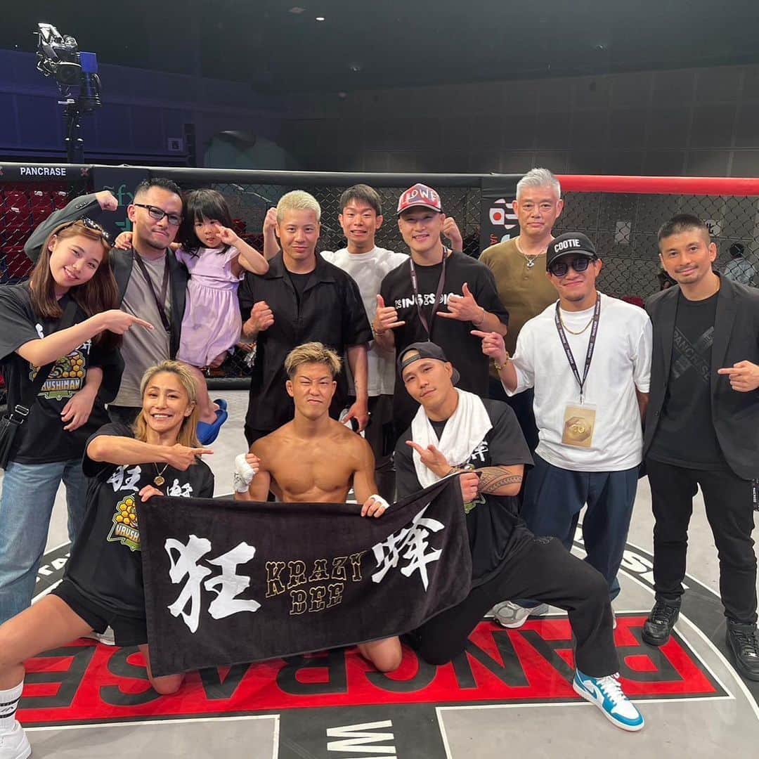 山本アーセンのインスタグラム：「皆様のお陰で無事怪我なくしょうがTKOで勝ちました！！🙏🏽🙇🏻‍♂️ 応援、サポートの方をありがとう御座いました もちろん、俺らが狙うのは優勝だから浮かないように地面に根を張ってまた一緒に頑張ろうね！ でも今回の試合はお互いにとってテーマとしては「自分を超える」「自分をつらぬく」　「バックボーン」を活かすって言う何個か同じ目標持っててお互いテーマをクリア出来たから今回お互いの勝利がどれだけ奥深いもので、どれだけ先に繋がるか分かってるから、本当に嬉しかったよ。自分が勝ったより嬉しかったw 本当に最近自分事より仲間の勝利が倍の倍嬉しい。　こっから俺の兄弟達もポンポンあるし俺も要しないといけないし、、、、この久しぶりに来てる連勝を繋げて繋げてもらって、繋げてみんなと一番高い所にいくーーーんだ！🐝🥷 とりあえず、しょういおめでとう、 そして母ちゃんがナイスセコンドパートナーって事が発覚w そして一番取りたかった母ちゃんとしょういと俺の3ショット撮るの忘れたw @miyuu_queenbee  @shoui_urushima  #いきてるうちによろこべるうちはよろこばせてください @krazybee_official」