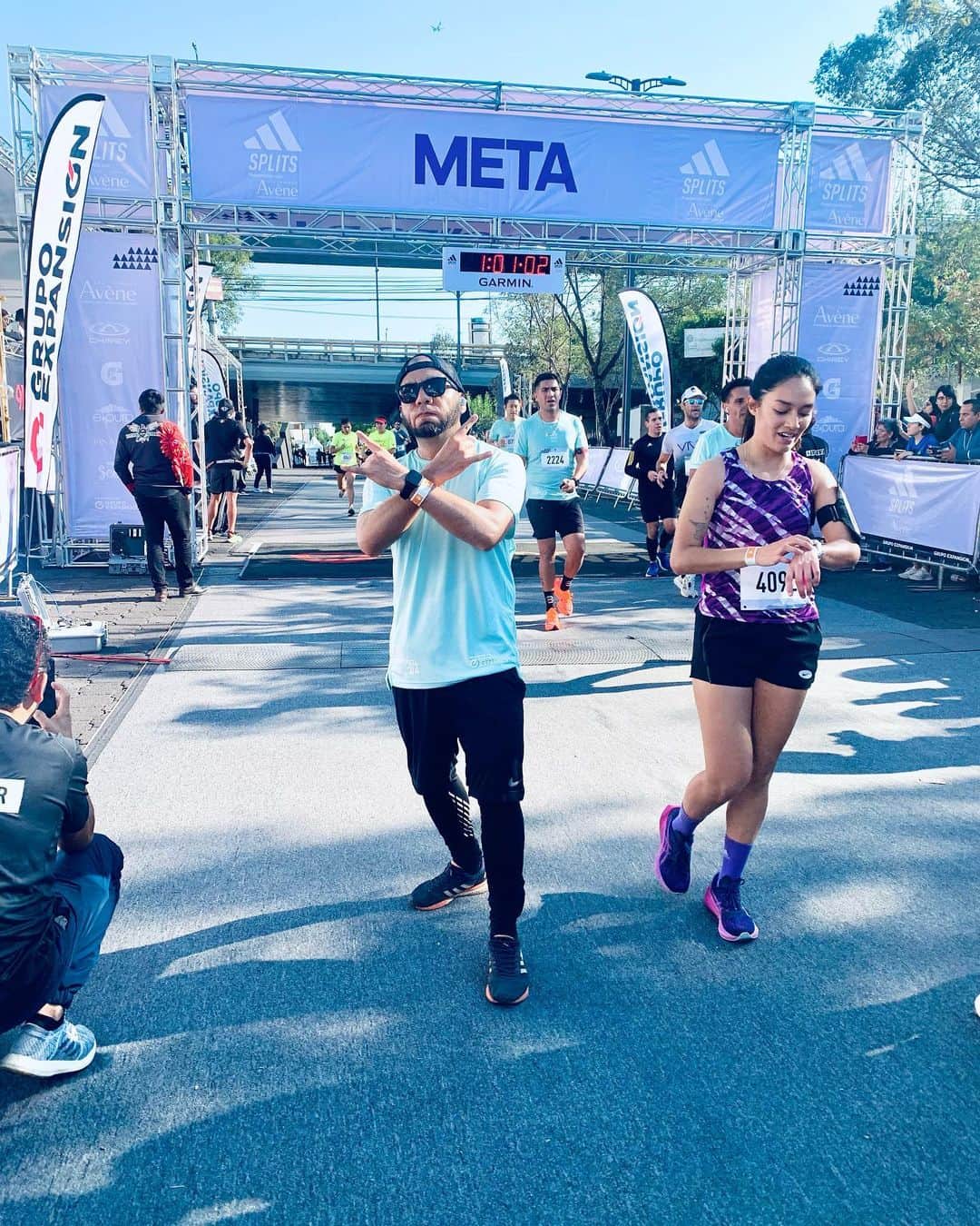 Chad Santosのインスタグラム：「Un mes de diferencia entre ambas fotos…  10 kilos menos 🙂 Siendo feliz, apreciando el momento 🤘🏼.  Se empiezan a notar, aunque sea poquito, los bíceps 💪🏼. #splitsadidas #running」