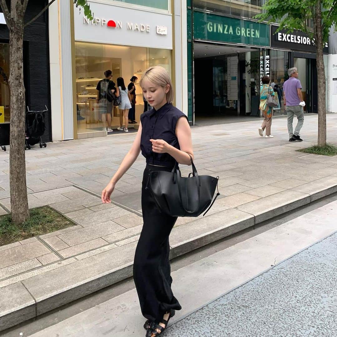 和田えりかのインスタグラム：「むちむち二の腕どうにかなりませんか🌧️ (脂肪燃焼注射(?)やりたい💉)願望 タンクトップを自信満々で着れる二の腕がほしい。  きょうのこーで はりきってタンクトップ着たら 夕方は寒くて凍えた(´･ω･｀) まだ、、、はやかった、、、、🕴🏻  gn🌙」