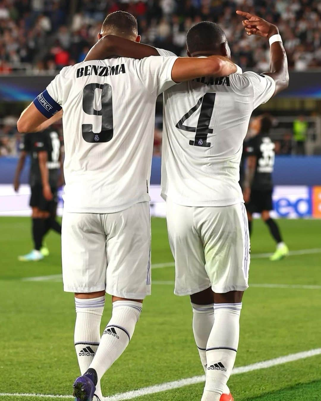 ダヴィド・アラバさんのインスタグラム写真 - (ダヴィド・アラバInstagram)「Mon frero @karimbenzema.  It has been an honour to play with you for the past two seasons. You are a special player and the best striker in the world. You deserve everything that you have been awarded.  But most importantly, you are an amazing person and friend. I wish you all the best for what is next in your career and I am sure you will achieve more greatness. You will be missed, my captain. Legend 🤍」6月5日 0時22分 - davidalaba