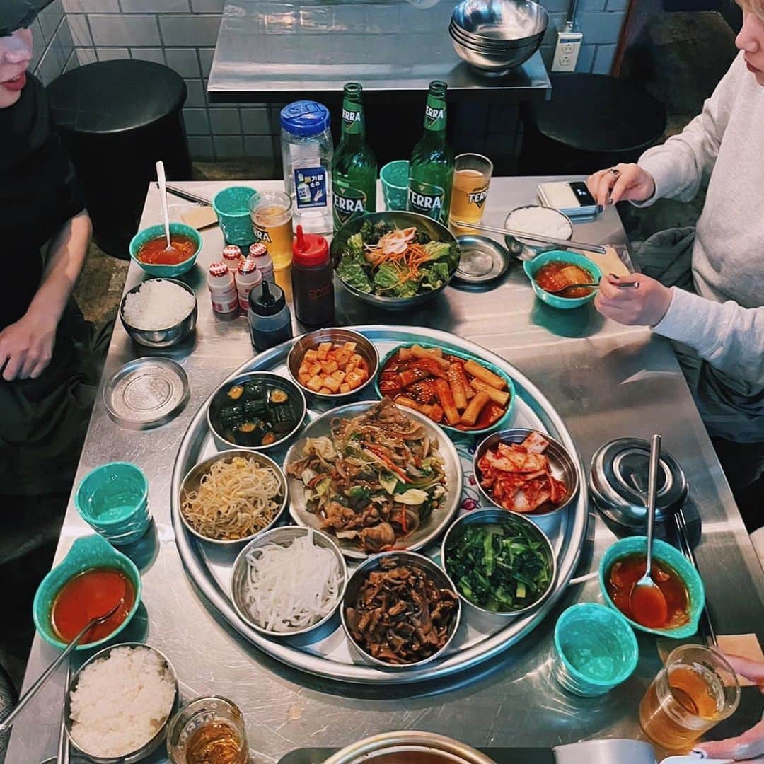 福地夏未さんのインスタグラム写真 - (福地夏未Instagram)「🇰🇷🍽️ このテーブルいっぱいになる感じが 韓国感すごいあってすき🫶🏻 美味し過ぎてみんなでおかわり おかげさまで喋るのもしんどくなるくらい、 お腹いっぱいになりました🤸‍♂️ _ #夏未のおいしい #韓国グルメ #韓国 #恵比寿ランチ #恵比寿グルメ #韓国料理 #プルコギ #カクテキ #ユッケジャン」6月5日 0時22分 - natsuminmin19