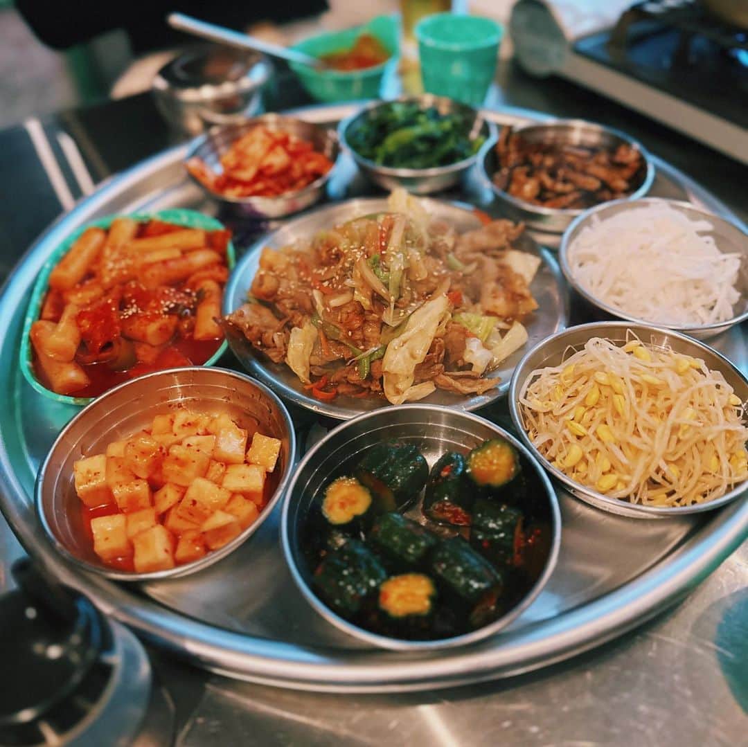 福地夏未のインスタグラム：「🇰🇷🍽️ このテーブルいっぱいになる感じが 韓国感すごいあってすき🫶🏻 美味し過ぎてみんなでおかわり おかげさまで喋るのもしんどくなるくらい、 お腹いっぱいになりました🤸‍♂️ _ #夏未のおいしい #韓国グルメ #韓国 #恵比寿ランチ #恵比寿グルメ #韓国料理 #プルコギ #カクテキ #ユッケジャン」