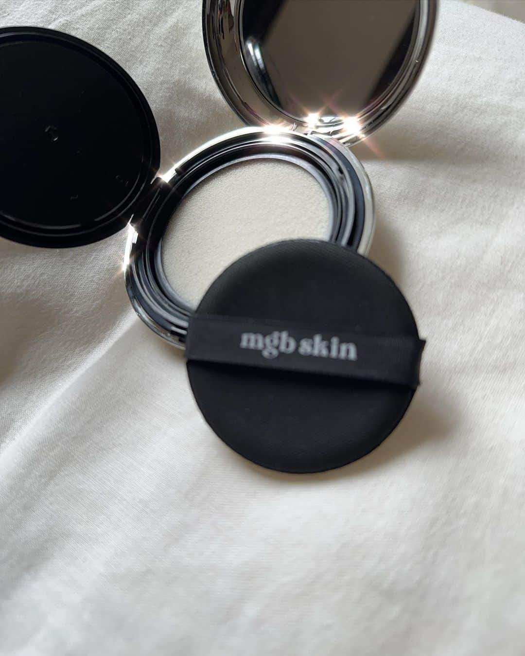 簑島三佳のインスタグラム：「あやのちゃんにお誕生日にいただいた mgbのコスメ @ayano_fukuoji   日焼け止めのクッションファンデが凄く良くてお気に入りで毎日持ち歩いてる♡ (日焼け止めを塗り直すというめんどくさい作業をこれで簡単に越えれた)  化粧水もパックもかなり保湿してくれる✨  やはり大人に歳を重ねるとツヤとか保湿とか必須だね👌  あやのちゃんありがとう〜💖  @mgb_skin  #スキンケア」