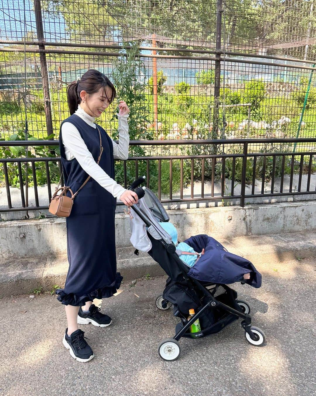 早川茉希のインスタグラム：「GWの思い出🌿  子どもの頃よく行っていた動物園に 初めて息子を連れて行きました🦩👦  おそらく20年ぶりくらい？！ 入り口からエモさ満点でした🥹  ライオンやキリン、ペンギン、 猿山に孔雀、ミニ水族館まであって 無料って本当にすごい🦁 立派なレッサーパンダのお家が 新しく建って大人気🥰  息子以上に懐かしさに大興奮した私🤣🩷 また連れて行きたい🥹✨  他にも地元の友人や恩師に会ったり、 春に生まれた甥っ子と初対面したりしました👶💕  後半は軽井沢にも行ってみんなでBBQ🌲🍖 お天気が良くて最高に気持ち良かった〜❣️  さぁ、6月も元気に楽しく 過ごせますように🫶🏻  旅行にぴったりなワンピースは @cen.___jp 👗💙  #gw #ゴールデンウィーク #振り返り #休日 #子連れお出かけ #動物園 #桐生が岡動物園 #隣には遊園地もあるよ🎡 #ニモとドリーもいた #子育て日記 #子連れスポット #群馬 #桐生 #軽井沢 #BBQ #木漏れ日 #自然最高 #赤ちゃんのいる生活 #1歳児ママ #ママコーデ #cen #ワンピース #cen_30000 #男の子ベビー #1歳児」