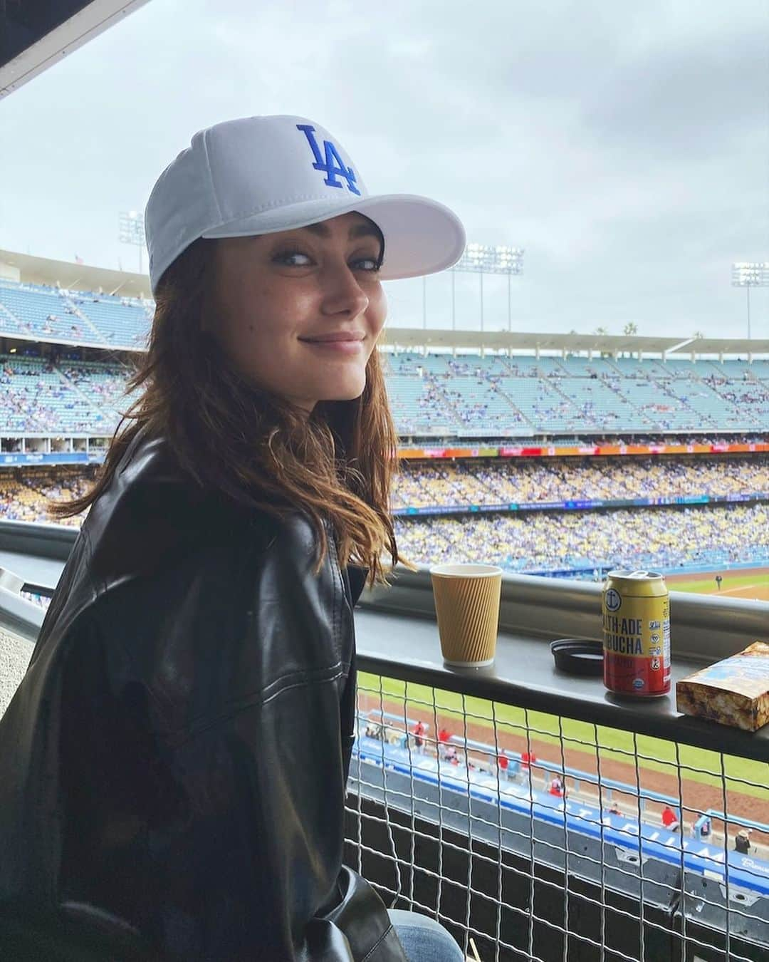 エラ・パーネルさんのインスタグラム写真 - (エラ・パーネルInstagram)「peanuts and cracker jack!!!! Thank you @healthade @dodgers for making this Brit’s first baseball game so fun :)✨」6月5日 0時35分 - ella_purnell