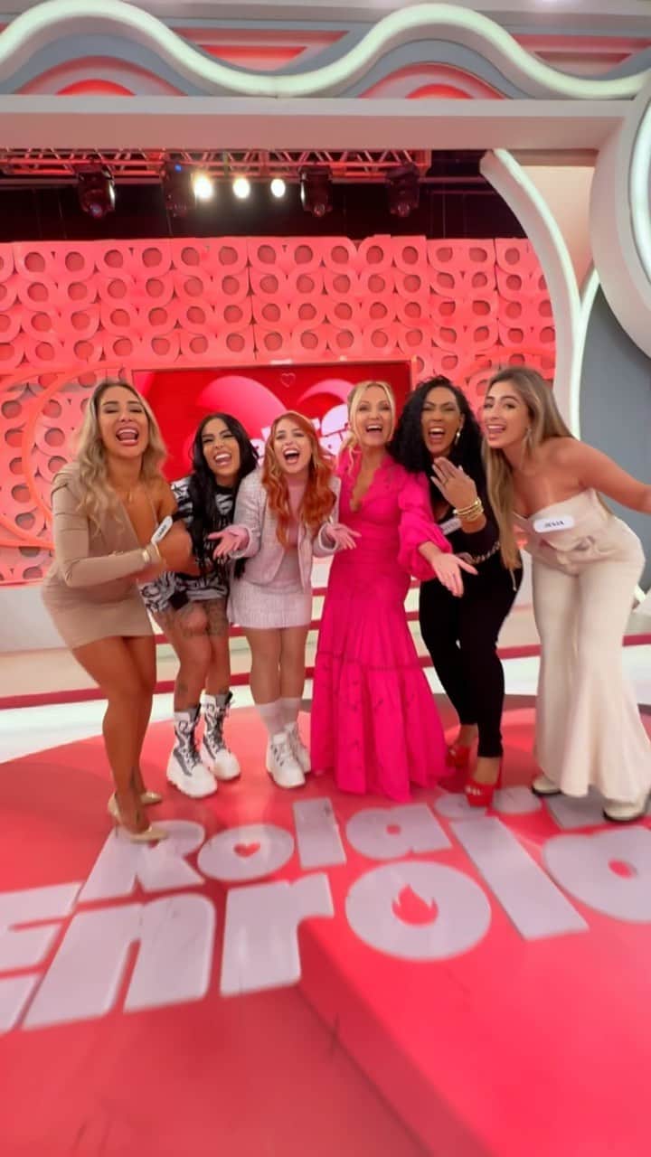 Eliana Michaelichin Bezerraのインスタグラム：「Novidade e alegria estão confirmadas no programa de hoje. Te espero, às 15h, no SBT ☺️」
