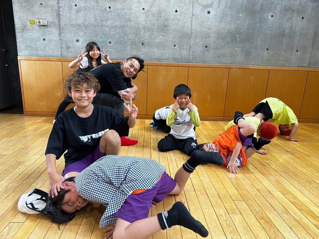 のインスタグラム：「本日はコチラ 旭川市の隣り当麻町の 『かたるべまつり2023』  ワークショップはこどもから大人まで たくさんの方が参加してくれました！  2回目も来てくれた子達もいたりして必死な目をして集中して楽しんでくれていました〜😁✨  そして今回の北海道を一緒に周ってくれている @junctiontakumi さんと レザークラフト＆Tシャツ作りもやって 充実した時間でした！！  ありがとうございました😁✨  @msusumususumu   #未来の職人プロジェクト #運動能力向上pjt  #dri_vdanceathletic  #かたるべまつり」