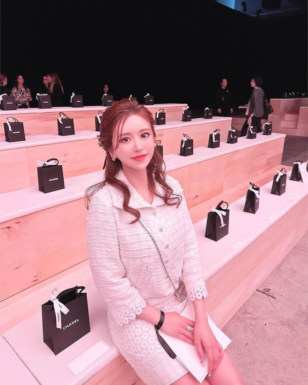 伴かなみのインスタグラム：「@chanelofficial 🖤🤍🖤」