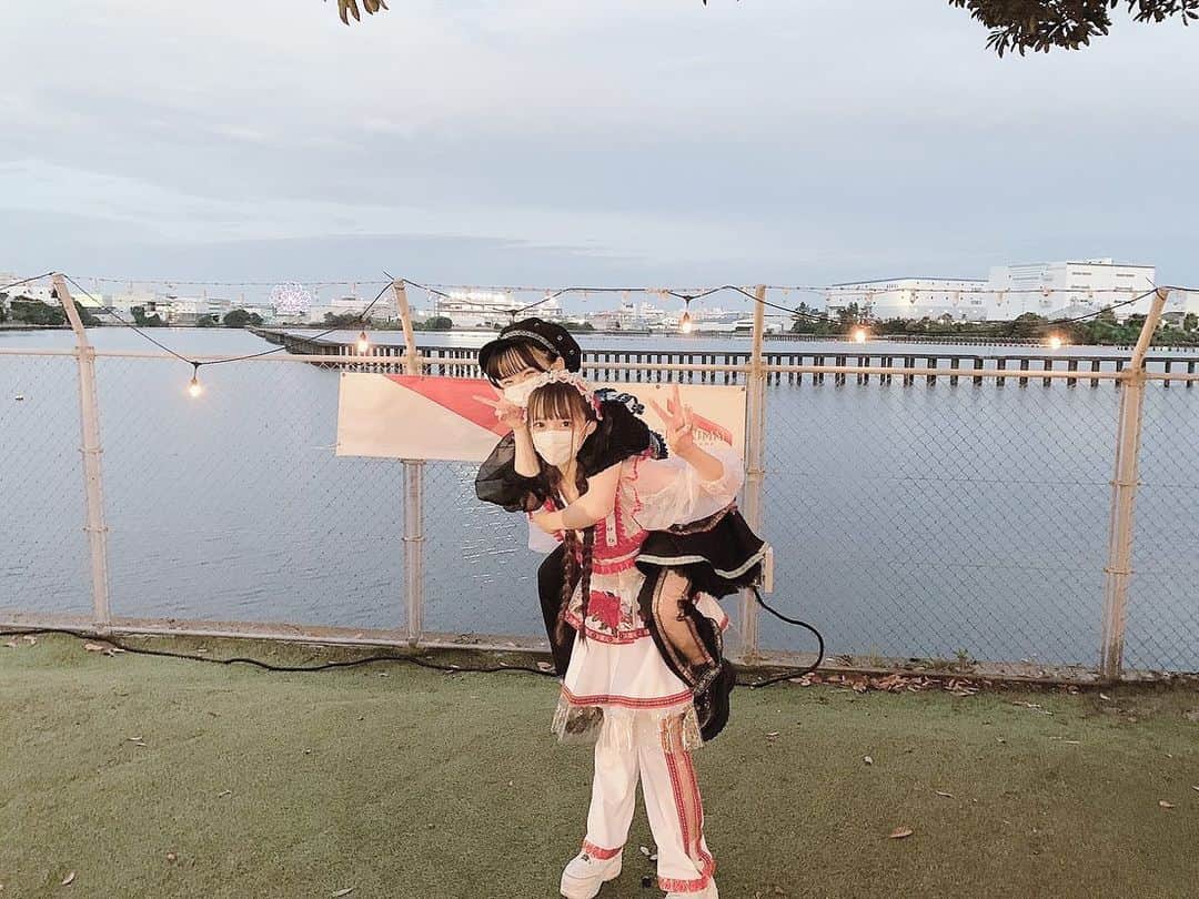 のインスタグラム：「あいこる2周年🐶🍨 あいすアイドルデビュー2周年💙🤍  アイドルデビューしてから2年が経ちました🌷  初めてのアイドル、右も左も分からず色んな人に助けてもらいながらここまで頑張れました。 辛いこと悔しいことも沢山経験できて、これからの人生含めても一番充実した毎日を過ごさせてもらってると思います𓈒𓂂𓏸  あいこるがデビューしてから2年！ こるねと出会ってからは準備期間を含めてそろそろ3年が経ちます！ オーディションであいこるができて、一緒に色んなところへ行って、色んな思いを共有できて、本当のお姉ちゃんみたいな存在です🐶 もっと言いたいことはあるけどそれは2周年ライブまでとっておこうかな、♪  3年目も成長に貪欲に、色んな事を吸収してもっと沢山の人の生活を彩られるようなアイドルになるべく突き進んでいきます！ これからもよろしくお願いします‪‪🌱  i-COL/iLiFE!  あいす」
