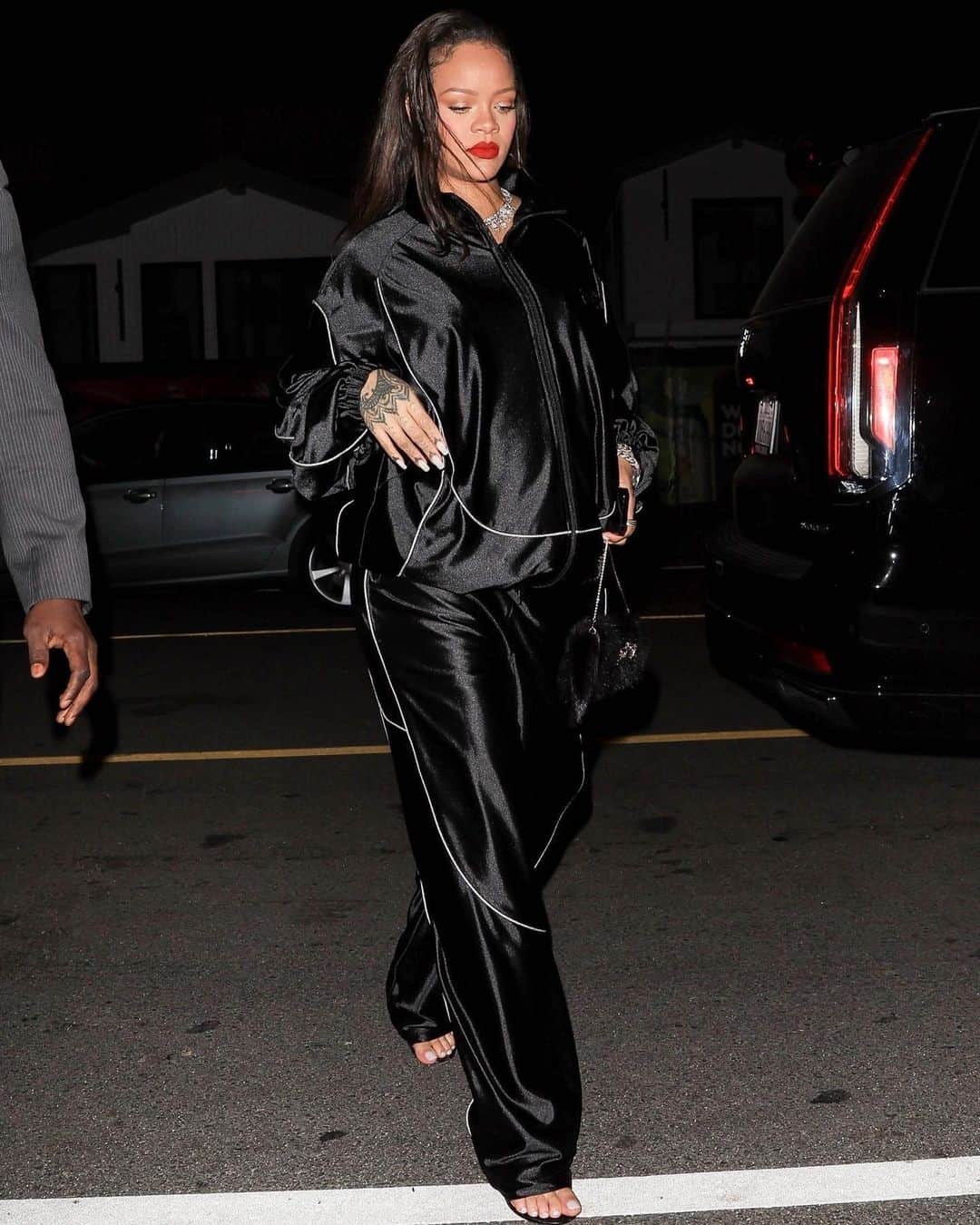 Just Jaredさんのインスタグラム写真 - (Just JaredInstagram)「Pregnant Rihanna grabs dinner at one of her favorite restaurants, Giorgio Baldi, for the second time this week. #Rihanna Photos: Backgrid」6月5日 0時52分 - justjared