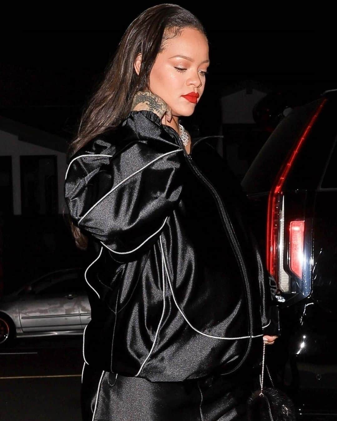 Just Jaredさんのインスタグラム写真 - (Just JaredInstagram)「Pregnant Rihanna grabs dinner at one of her favorite restaurants, Giorgio Baldi, for the second time this week. #Rihanna Photos: Backgrid」6月5日 0時52分 - justjared