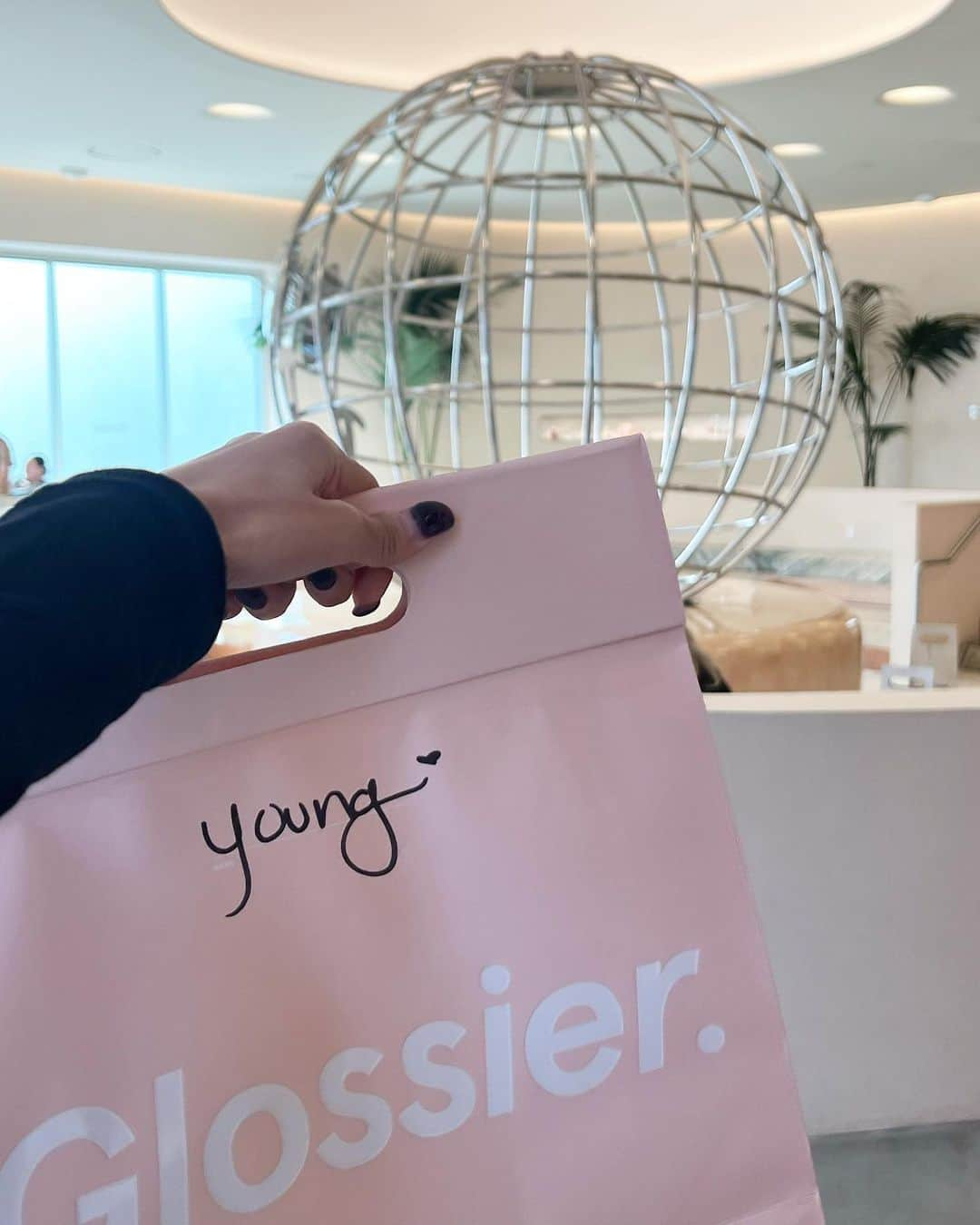 イ・ヨンユさんのインスタグラム写真 - (イ・ヨンユInstagram)「기대한 것보다 더 완벽했던 glossier,,, ✨  담에 갈 때까지 텀블러 재고 넉넉히 채워주세요🥹」6月5日 0時52分 - 0.you__