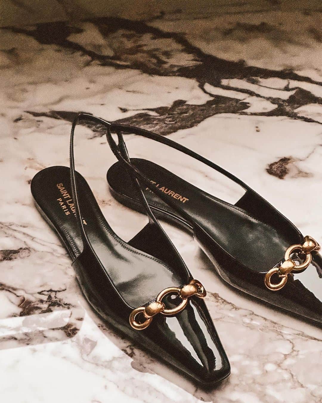 ビクトリアのインスタグラム：「Who needs heels anyway @ysl」
