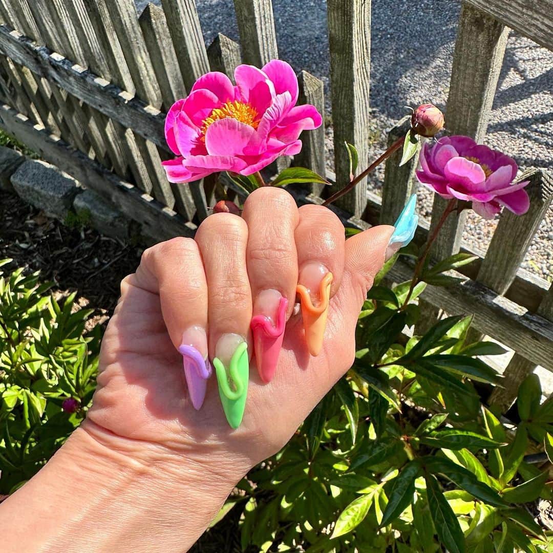 安田直美のインスタグラム：「💜💚💖🧡💙 Pastel 3D nails for my sis @viv_yi 🌸」