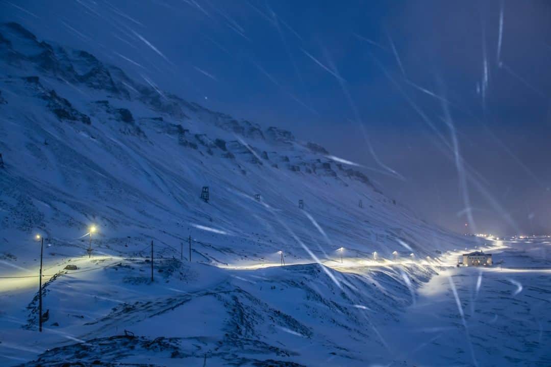 National Geographic Travelさんのインスタグラム写真 - (National Geographic TravelInstagram)「Photo by @estherhorvath | Snowstorm in Longyearbyen on Norway’s Svalbard archipelago during the polar night. Longyearbyen is the northernmost town in the world, with a population of about 1,800. Please follow @estherhorvath for more polar photos.」6月5日 1時00分 - natgeotravel