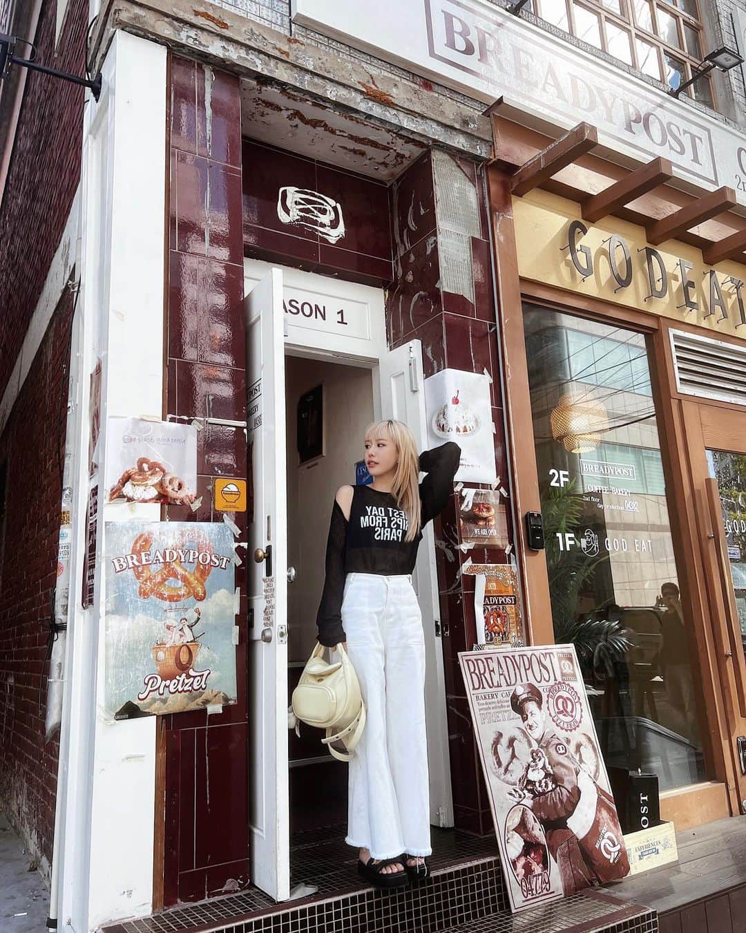 紀卜心さんのインスタグラム写真 - (紀卜心Instagram)「首爾龍山 裝潢很美式鄉村復古風充滿🥨🥨的麵包店 生意超好大客滿！麵包有很多口味還蠻好吃的 最好拍照的地方是一樓門口 二樓店內都是人喲  @lingin1209 好會拍照 第一次遇到照片選不出來都想放的問題🤣」6月5日 1時00分 - eatzzz7