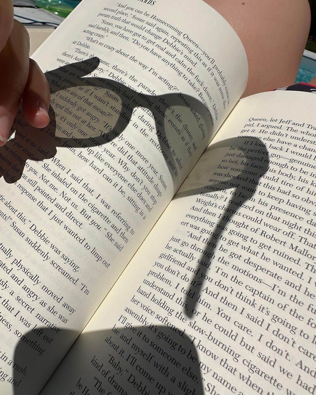 Warby Parkerさんのインスタグラム写真 - (Warby ParkerInstagram)「Is it just us or do books smell better when baking in the sun? 📚 📷: @sarahmadeline」6月5日 1時01分 - warbyparker