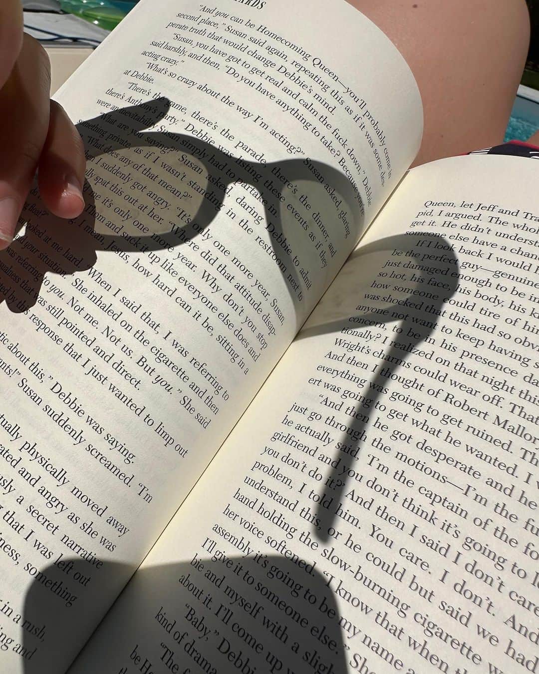Warby Parkerのインスタグラム：「Is it just us or do books smell better when baking in the sun? 📚 📷: @sarahmadeline」