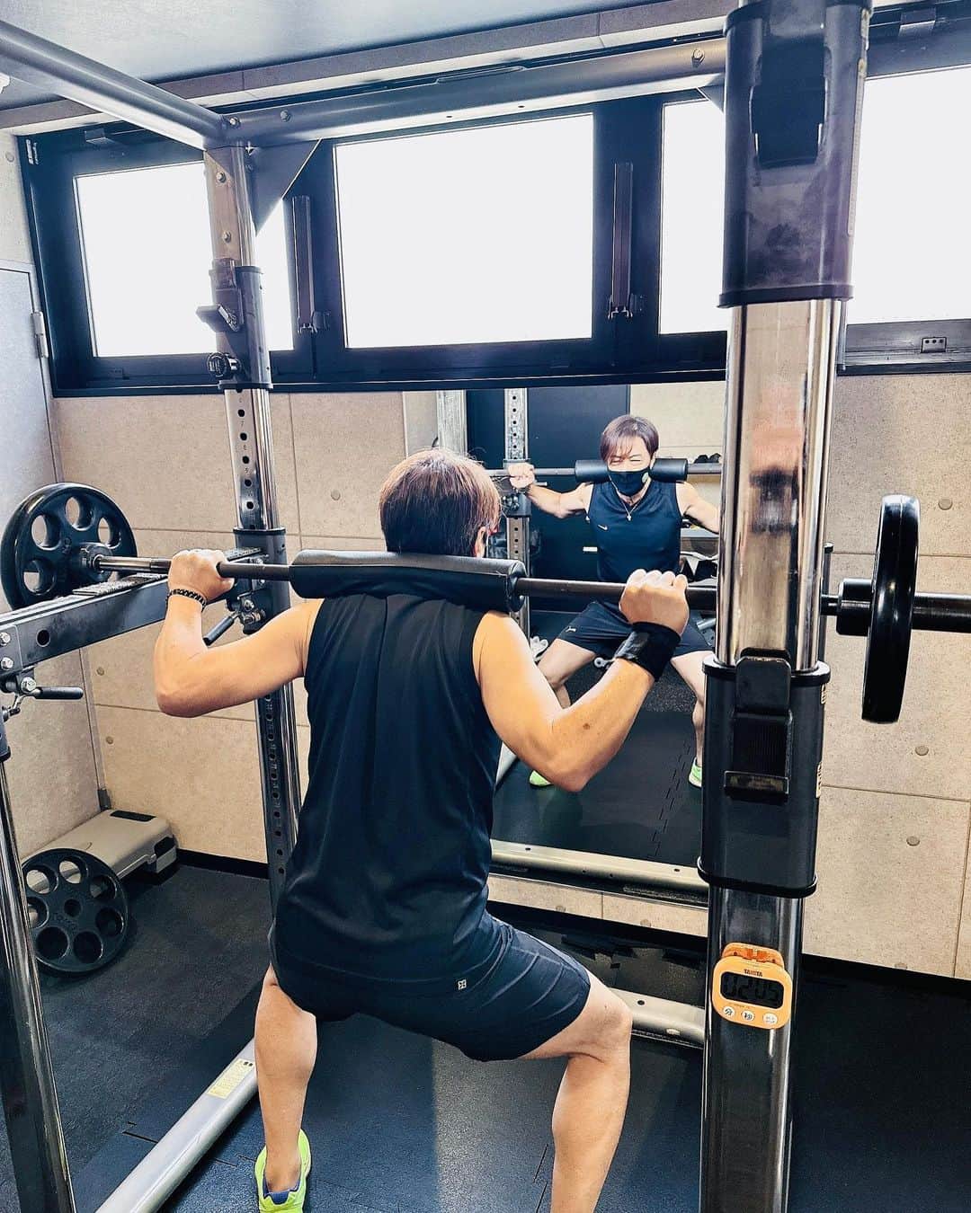 黒田アーサーのインスタグラム：「AZESPO GOLF&BODY MAKE池袋に週一で通ってます😉👍スカイトラックやトラックマンを使ったシュミレーションでゴルフ練習⛳️。その後はパーソナルトレーニング🏋️‍♀️。そして最後はリラクゼーションのマッサージを受ける最高のフルコースです‼️😊✨それでも他と比べて格安なんです！ゴルフと筋トレとマッサージがいっぺんに出来るスポーツクラブは初めてですね😉👍 #アゼスポゴルフ#アゼスポボディメイク #ゴルフ練習#ゴルフレッスン#筋トレ#パーソナルトレーニング #マッサージ#リラクゼーション #最高すぎる  https://www.azespo.com/」