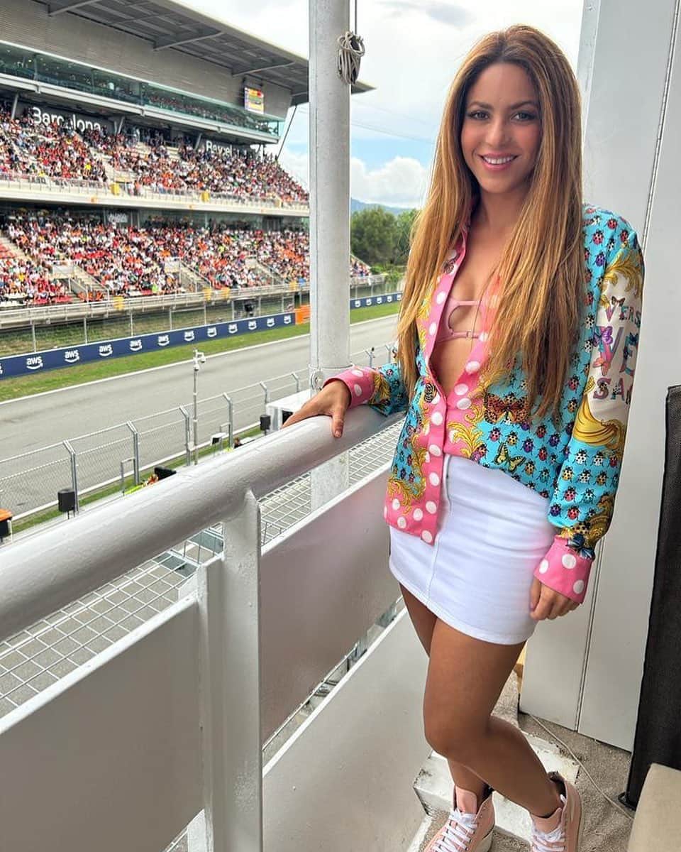 シャキーラのインスタグラム：「Nice to be back in Barcelona!」
