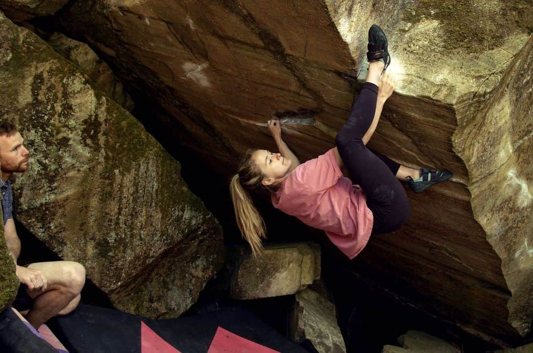 シャウナ・コックジーのインスタグラム：「Lake District dump  The lake district sure has a lot to offer. I love it! From sandstone boulders on the beach to granite blocs tucked away in the woods, from dirty but wonderful mini limestone crags to a giant but lonely boulder with a ladder up to the top that means no passer by ever forgets to tell you that there’s an easier way up 🙄😅」