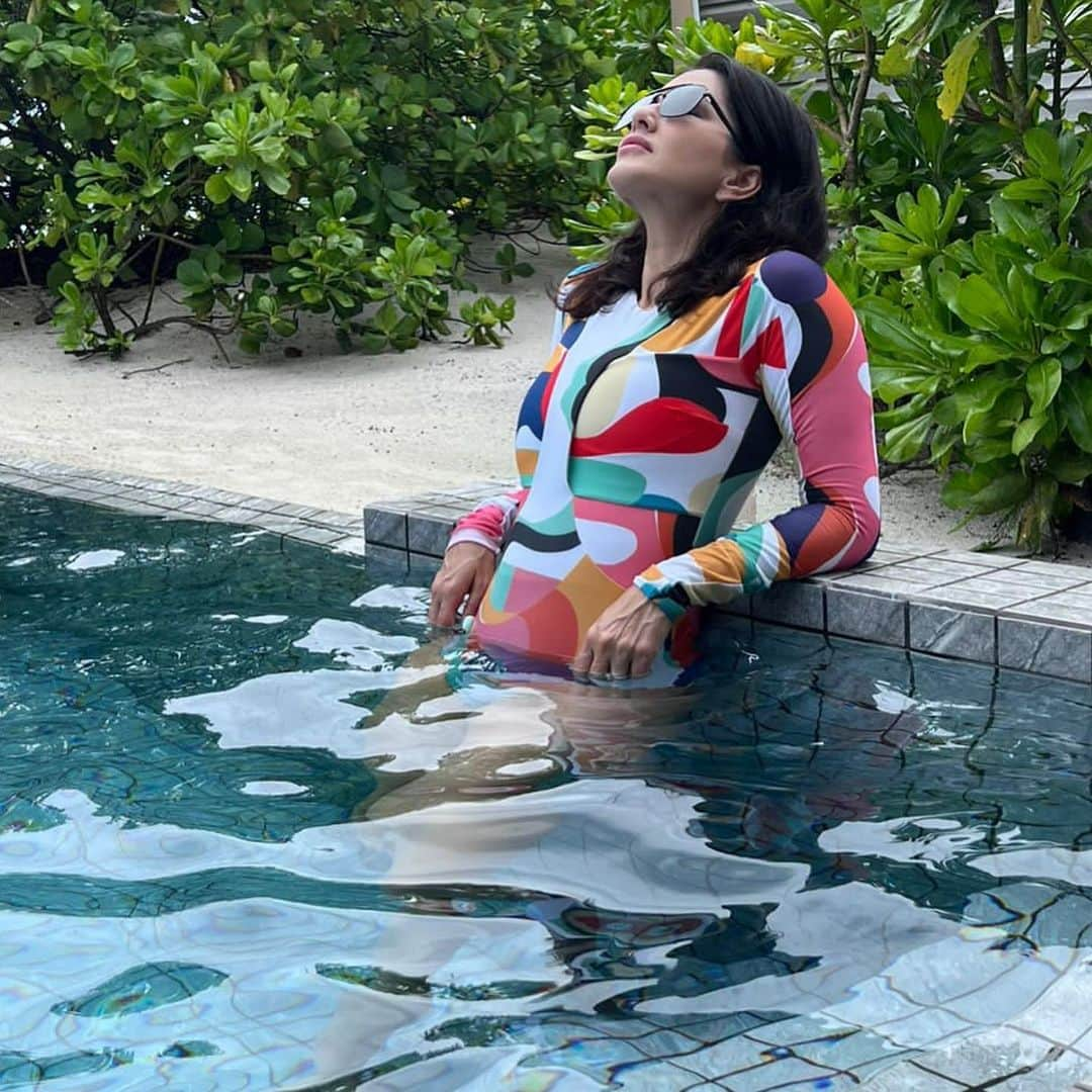 サニー・レオーネさんのインスタグラム写真 - (サニー・レオーネInstagram)「Watching the kids swim! Such a relaxing time here in @brenniakottefaru #brenniakottefaru   Outfit @flirtatious_india Styled by @hitendrakapopara Fashion Team @tanyakalraaa @sarinabudathoki  . .  . #SunnyLeone #swimwear #beach #maldives #StarStruckbySL #bikini」6月5日 1時29分 - sunnyleone