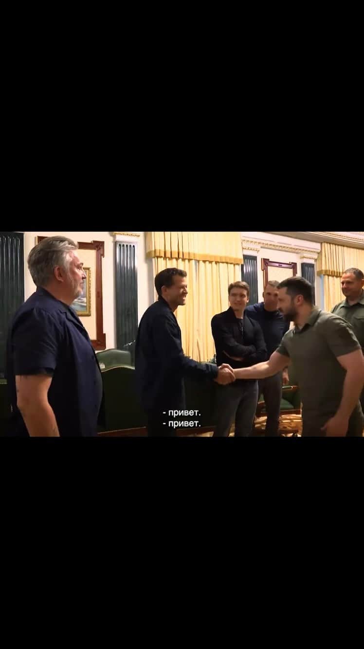 ミーシャ・コリンズのインスタグラム：「This is from my  meeting with President Zelenskyy. For context, my friend @gilesduley lost two legs and an arm to a land mine.   Please support this effort.  bit.ly/DemineUkraine  LINK IN BIO」