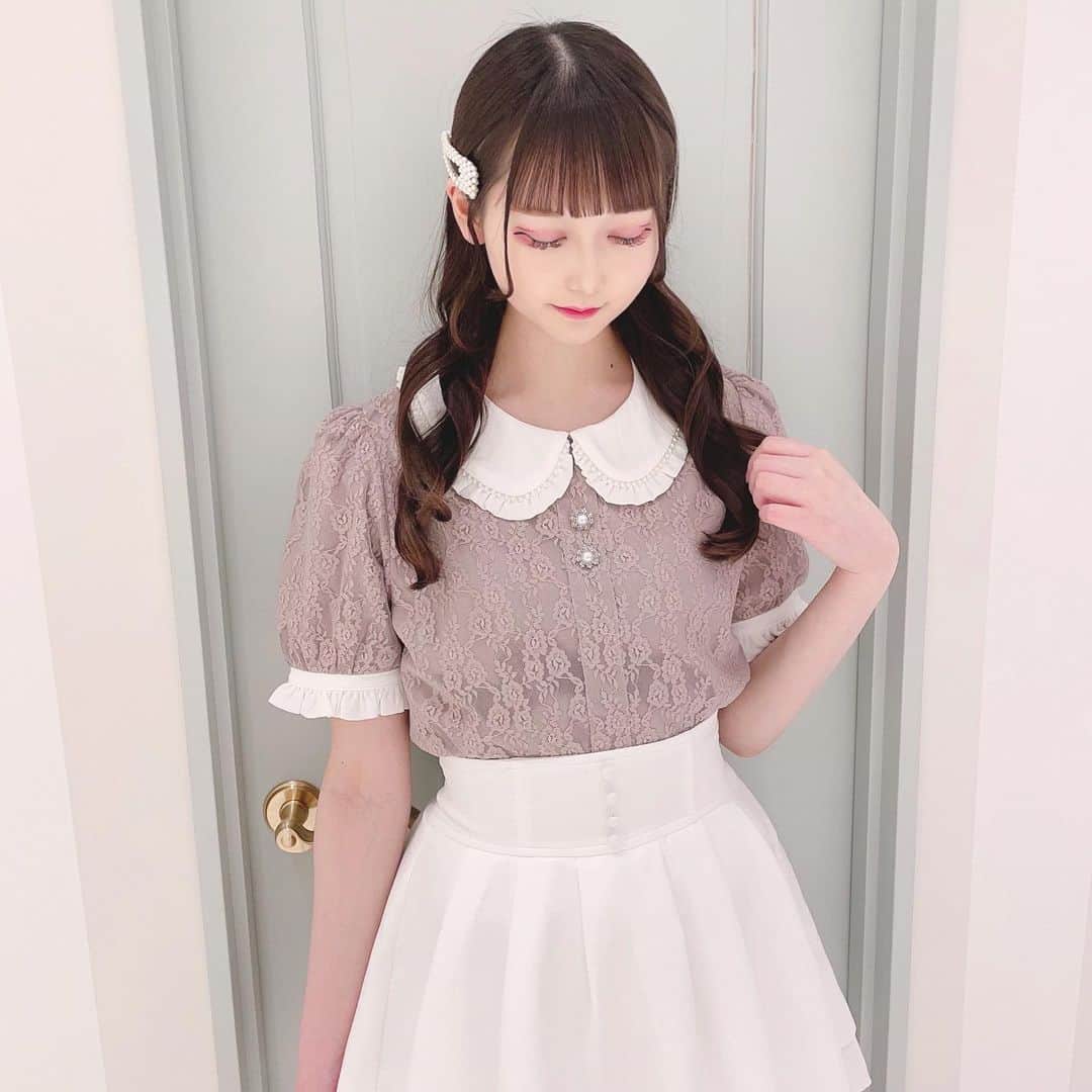 evelyn.coordinateのインスタグラム：「𝑵𝒆𝒘 𝒂𝒓𝒓𝒊𝒗𝒂𝒍🍰 ⁡ #総レースBS color : OW / PI / IGY price : ¥6,900(taxin) ⁡ 丸襟やビシューがevelynらしい ブラウスが入荷しております🧸🍓 ⁡ 総レースで上品な印象に𓂃♡ ⁡ ぜひチェックしてみてください💭 ⁡ #evelyn&#エブリン#ガーリーコーデ#甘めスタイル#甘めコーデ#清楚コーデ#可愛い#girly#フェミニン#evelynコーデ」